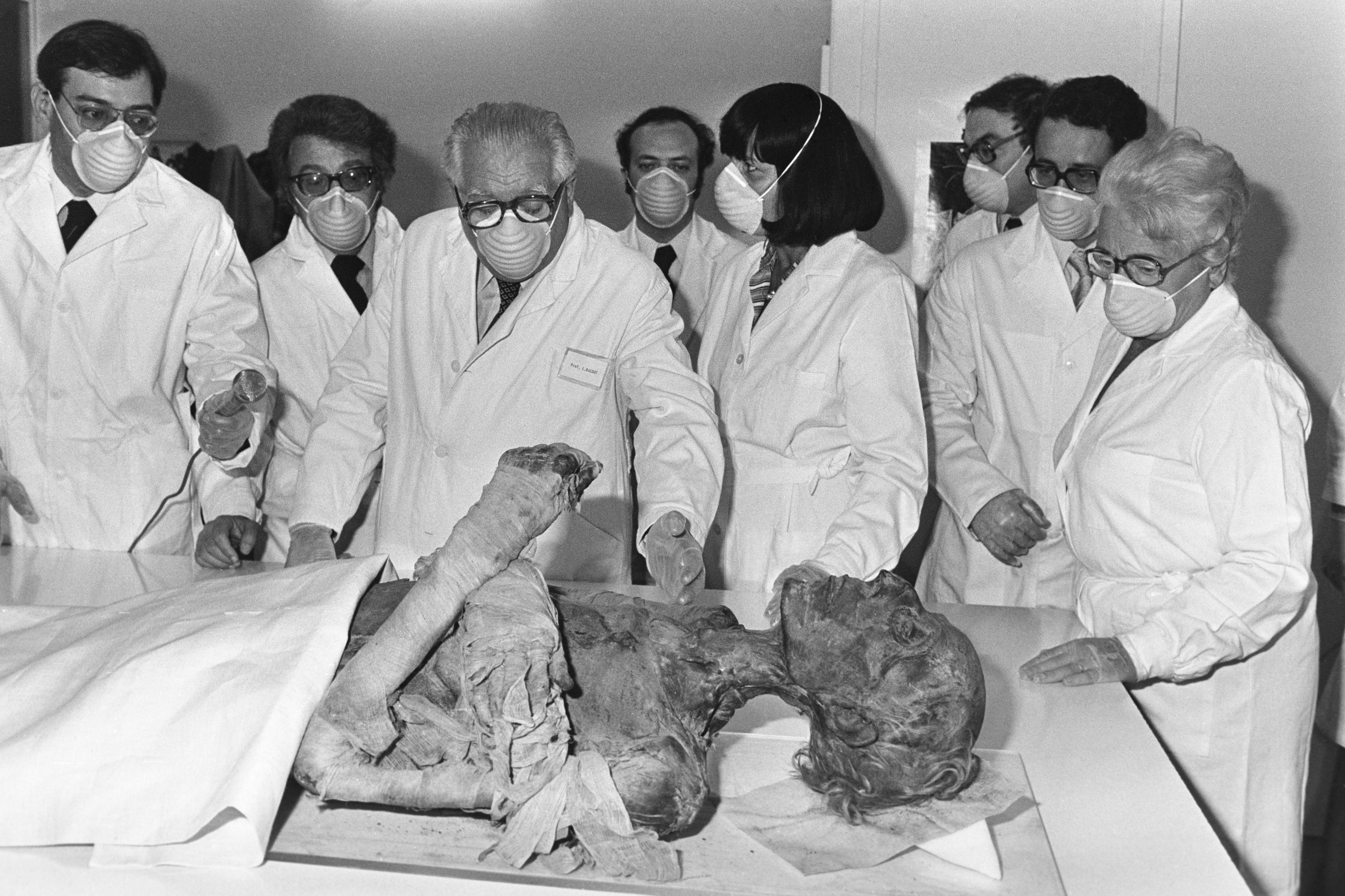 La secrétaire d’État aux Universités Alice Saunier-Seïté, au centre, avec le Pr Lionel Balout, chargé de la restauration de la momie de Ramsès II, au musée de l’Homme, à Paris, le 11 novembre 1976. Gamma-Rapho/Jean-Pierre Tartrat