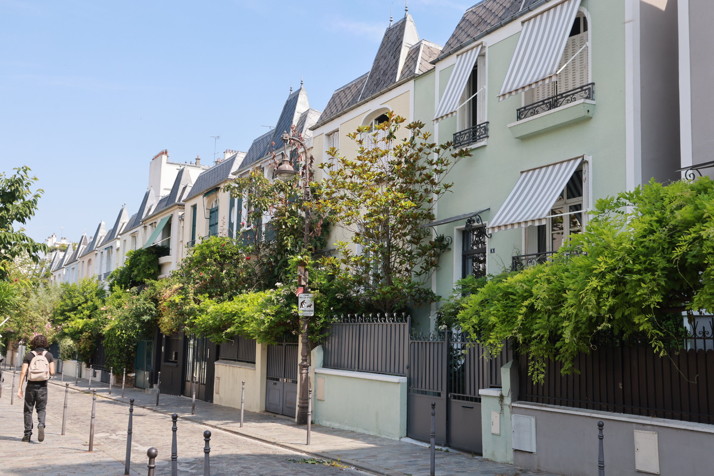 La rue Dieulafoy, à Paris (XIIIe), longue de 118 m et large de 7 m, compte une trentaine de maisons, toutes imaginées par le même architecte dans les années 1920. LP/Philippe Lavieille