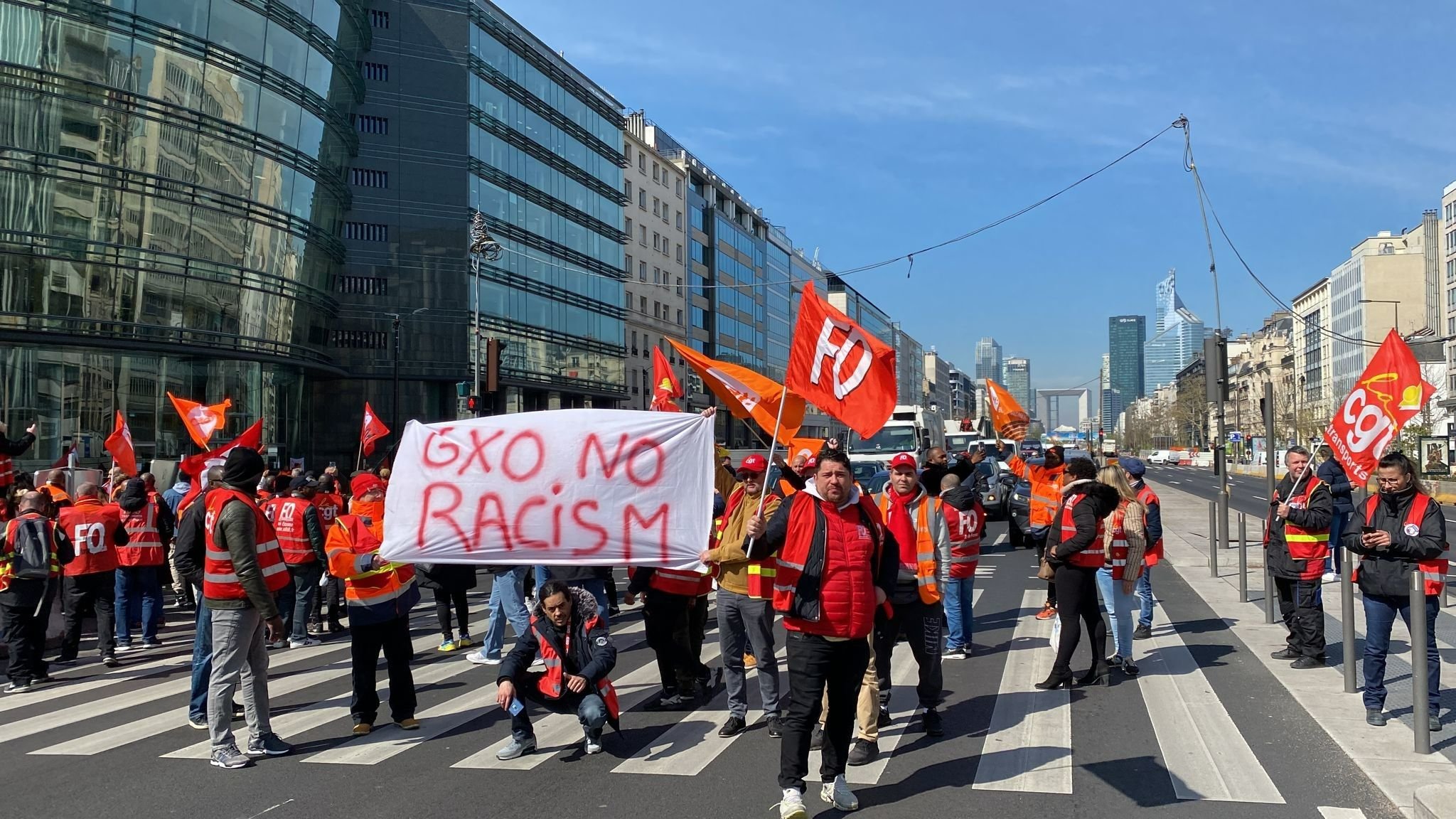 Neuilly, ce mercredi 5 avril 2023. Les représentants syndicaux de GXO logistics sont venus en nombre des différents sites de l'entreprise répartis dans le pays pour manifester devant le siège. DR