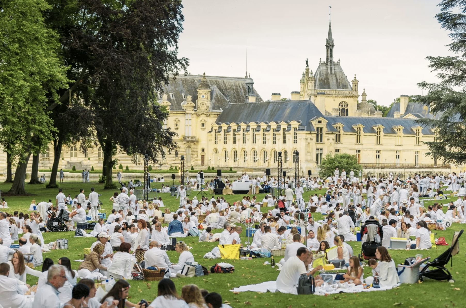 Le château de Chantilly accueille ce samedi la 3e édition du pique-nique en blanc, de 19 heures à 23h30. DR