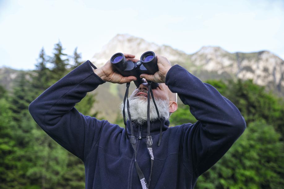 Frédéric, informaticien lyonnais de 56 ans, fait partie des bénévoles du WWF qui se sont relayés pour protéger les brebis et les chèvres passant l'été sur l'alpage de Lachat, au-dessus de Bernex (Haute-Savoie). LP/Olivier Arandel