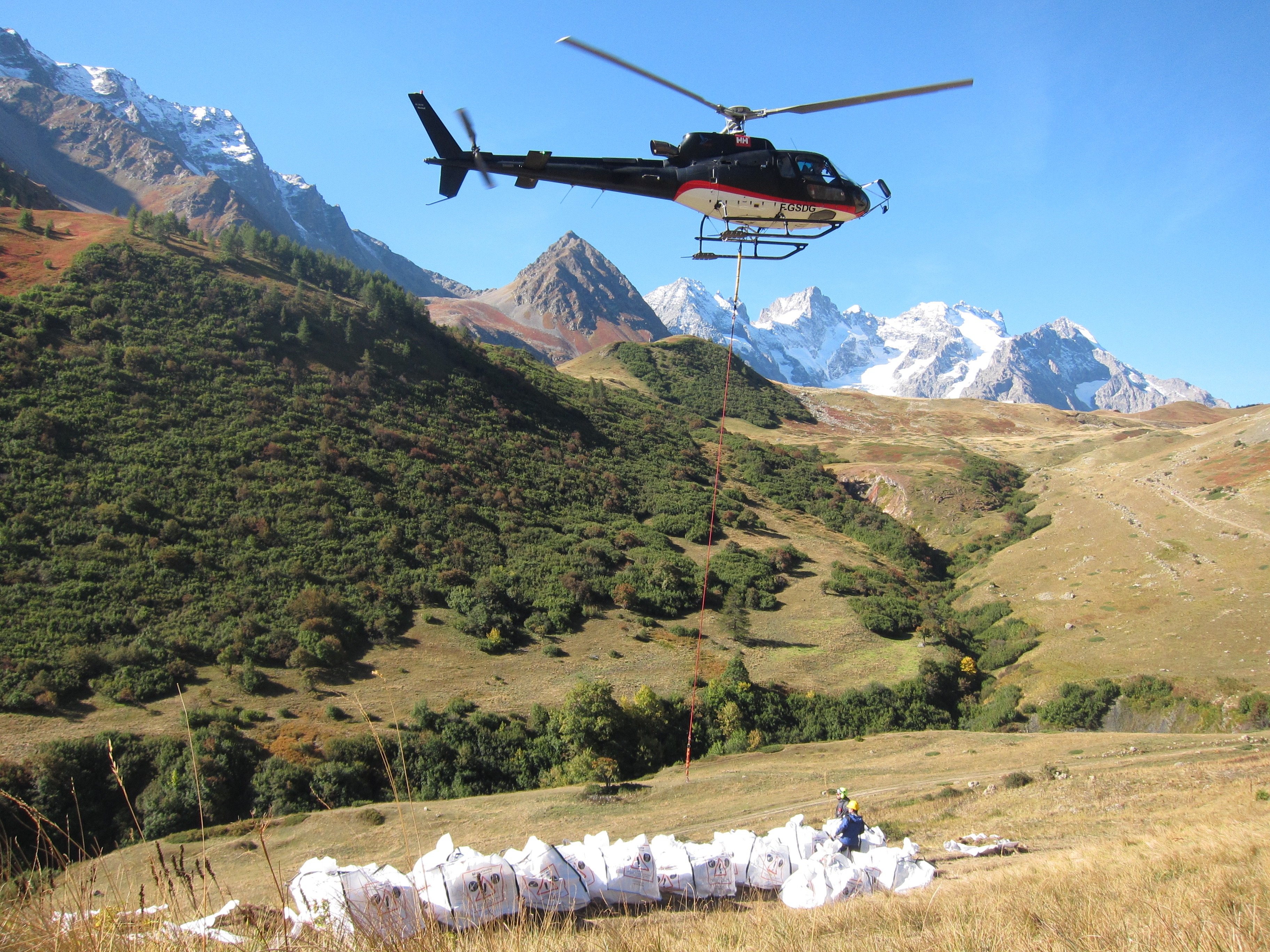 Des tonnes de terre du col du Galibier ont été descendues par hélicoptère de 2500 à 1900 mètres d’altitude, où la température moyenne est plus élevée de 3 degrés. Cela permet de simuler le réchauffement climatique. Université de Grenoble Alpes/CNRS