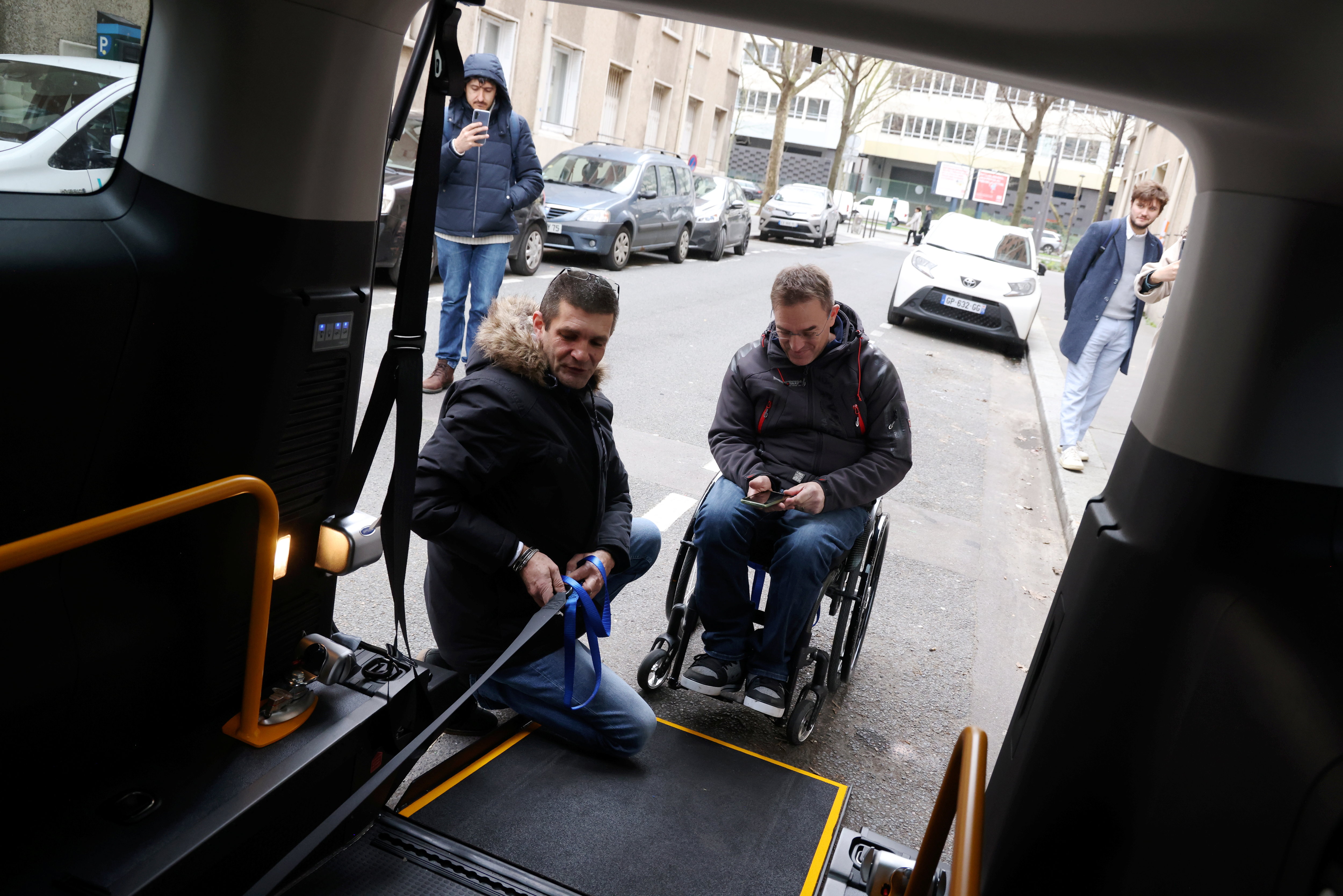 Devant la gare de l’Est (Paris Xe), Éric aide Julien à embarquer avec son fauteuil roulant à bord de l'une des futures navettes olympiques. Un test mené pour la première fois ce 9 mars et qui s'est révélé plutôt concluant. LP/Jean-Baptiste Quentin