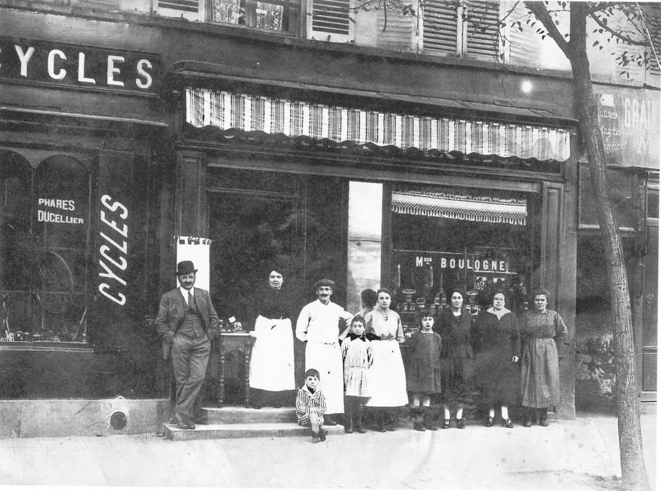 Bourg-la-Reine (Hauts-de-Seine), entre 1915 et 1925. La charcuterie Boulogne, actuelle maison Taburet, où Alain Delon a travaillé comme apprenti, appartient toujours à la famille de l'acteur. Archive de la ville de Bourg-la-Reine