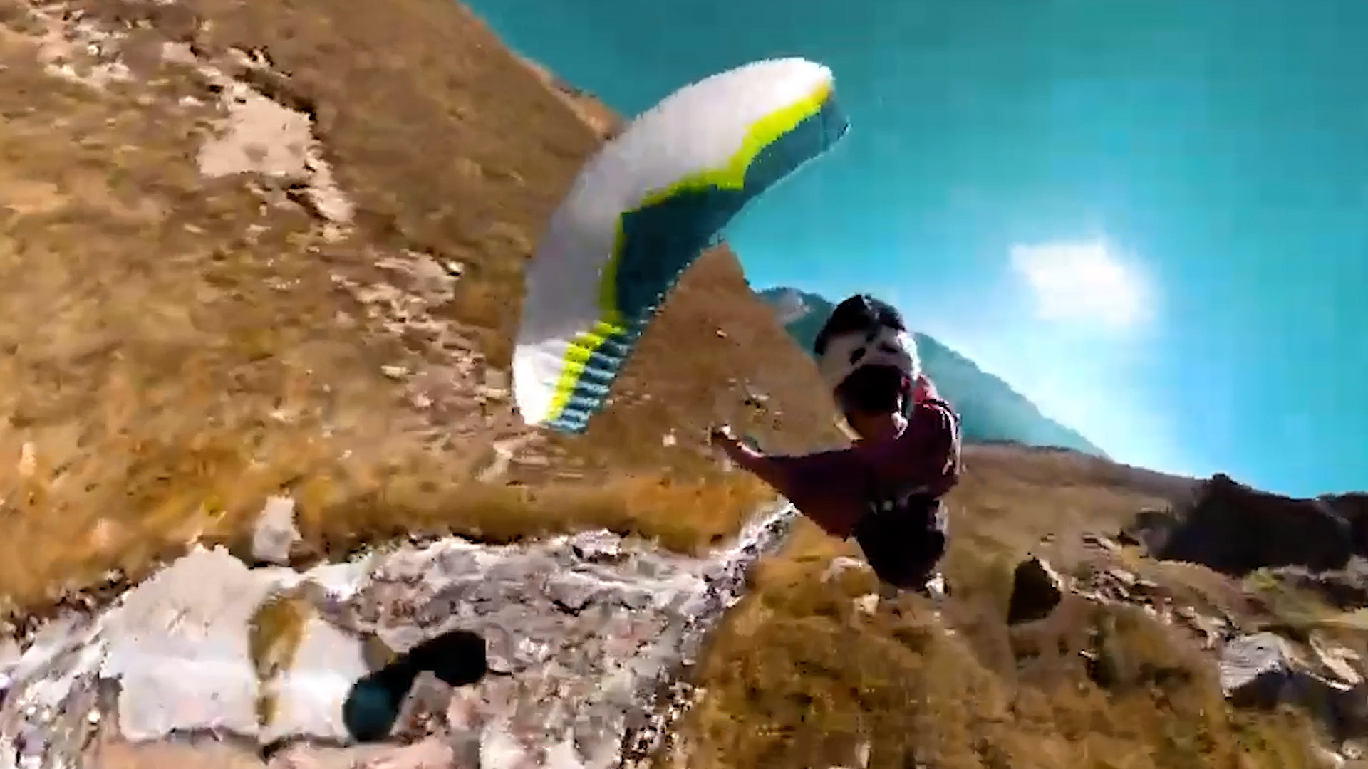 Le Français David Andreev, alias «Speedflying kid» a filmé sa descente d’une montagne dans les Alpes autrichiennes. (David Andreev via Storyful)