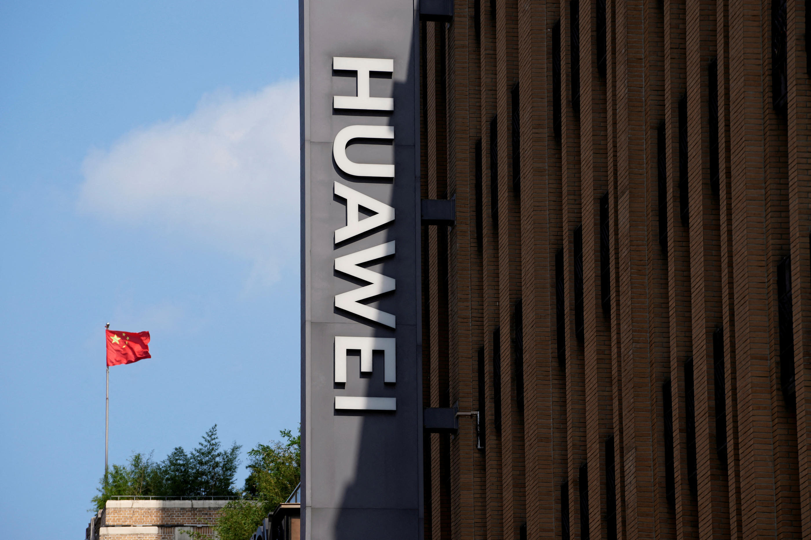 Huawei avait annoncé fin 2020 sa décision d’installer une usine au Business Parc de Brumath (Bas-Rhin), ville d’environ 10 000 habitants située à une vingtaine de kilomètres de Strasbourg. REUTERS/Aly Song/File Photo