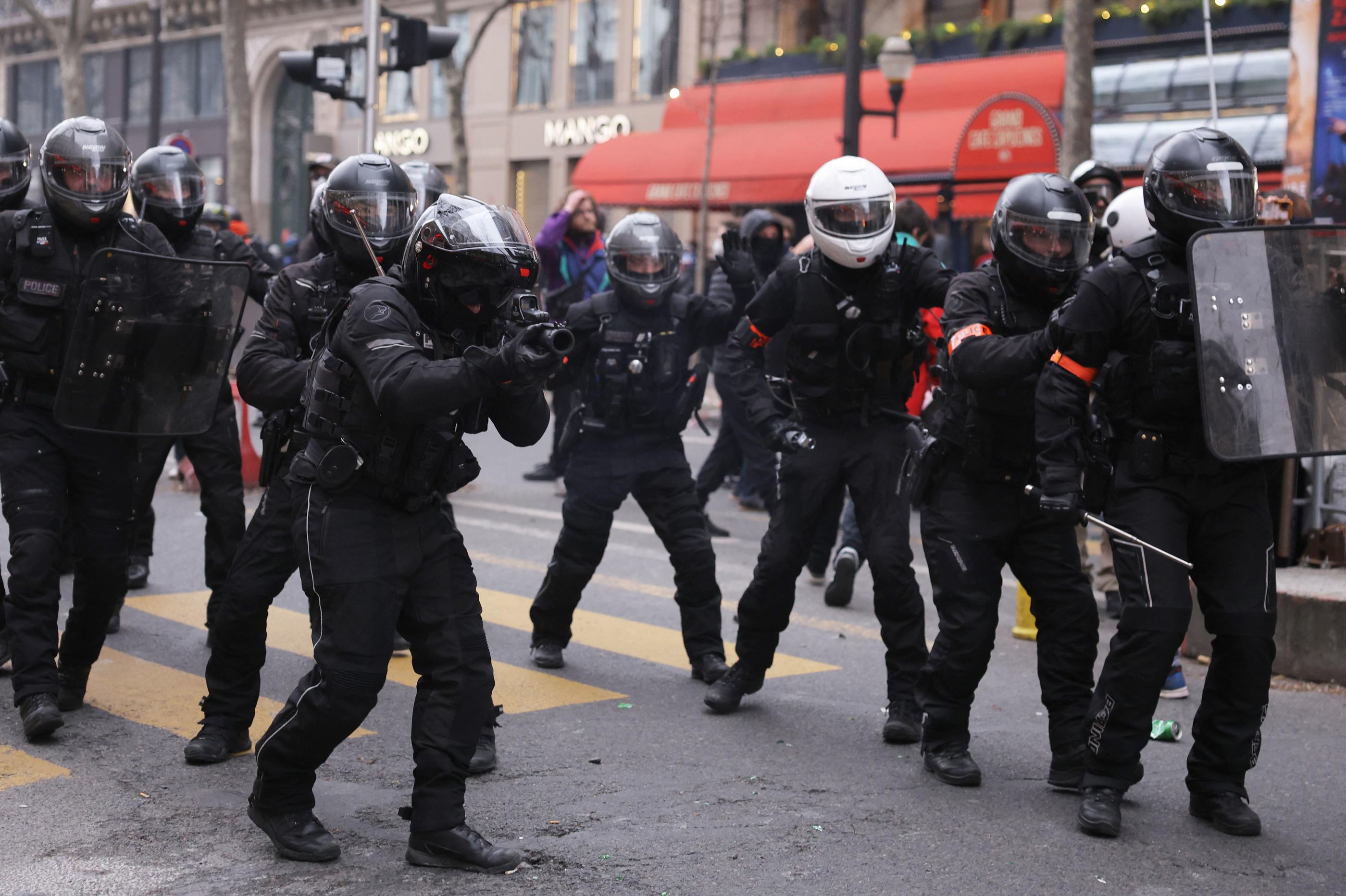 Un syndicaliste avait été éborgné par une grenade de désencerclement à Paris. AFP / Thomas Samson