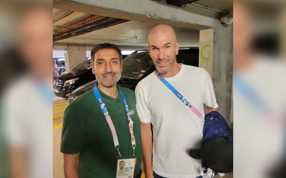 Pendant les deux semaines des JO de Paris 2024, Mohamed El Ayiate (ici avec Zinedine Zidane) a transporté les invités les plus prestigieux du CIO sur les différents sites des épreuves. DR