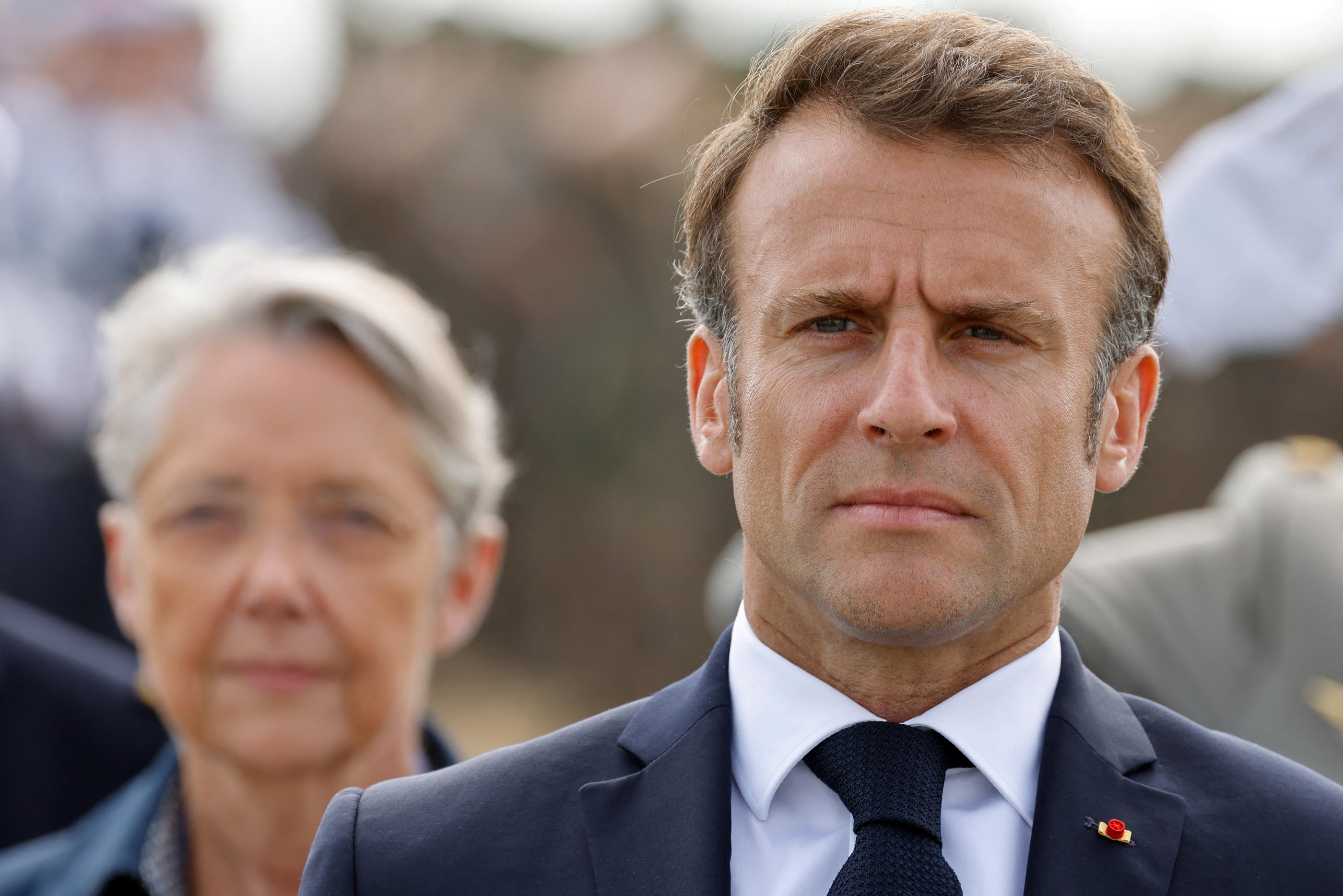 Emmanuel Macron a célébré le 79e anniversaire du D-Day en Normandie : la Première ministre Elisabeth Borne était également présente. REUTERS/Ludovic Marin