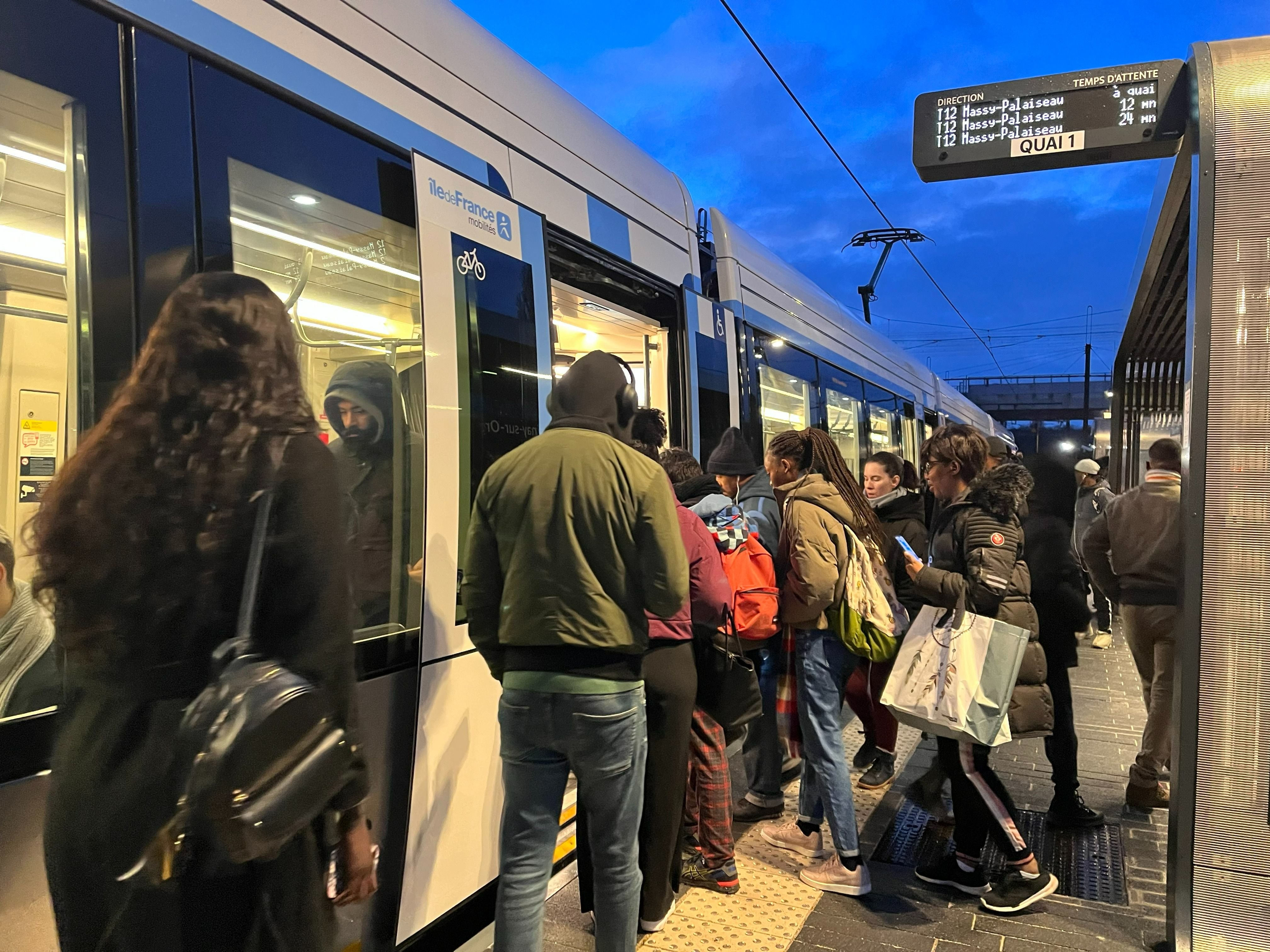 Gare d'Épinay-sur-Orge (Essonne), vendredi 22 décembre 2023. Depuis la mise en service du T12, les passagers affluent à cette station, la seule reliée au RER C. LP/Nolwenn Cosson