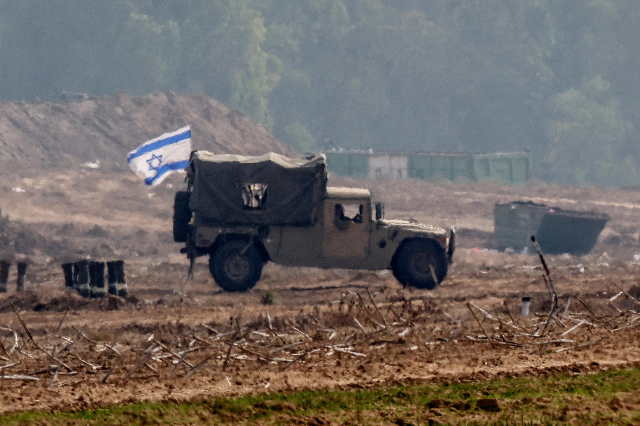 Un véhicule militaire surmonté d'un drapeau israélien circule à la frontière entre la bande de Gaza et le territoire israélien ce mardi. REUTERS/Athit Perawongmetha