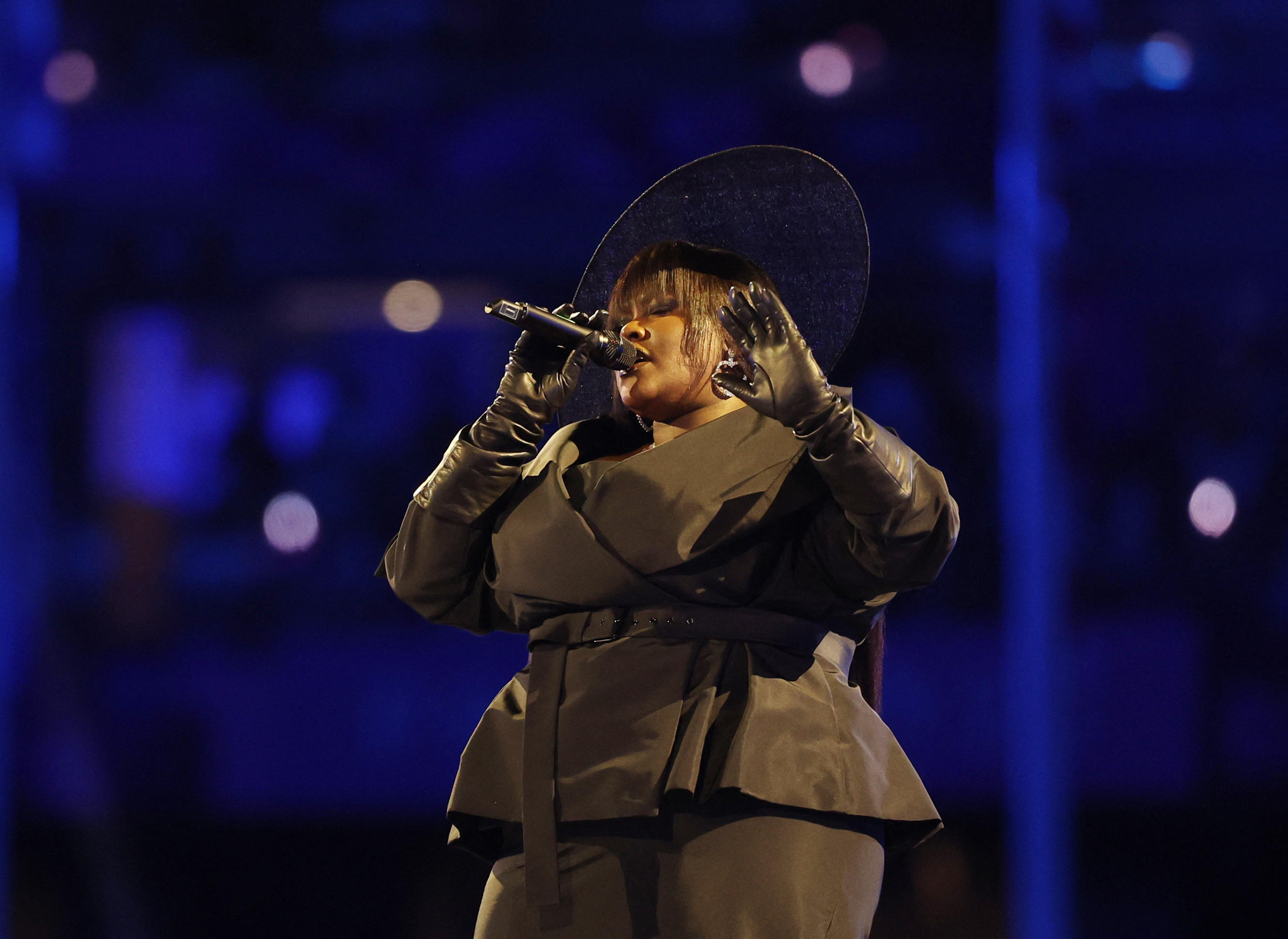 La chanteuse Yseult a conclu la cérémonie de clôture des Jeux olympiques de Paris 2024. REUTERS/Phil Noble