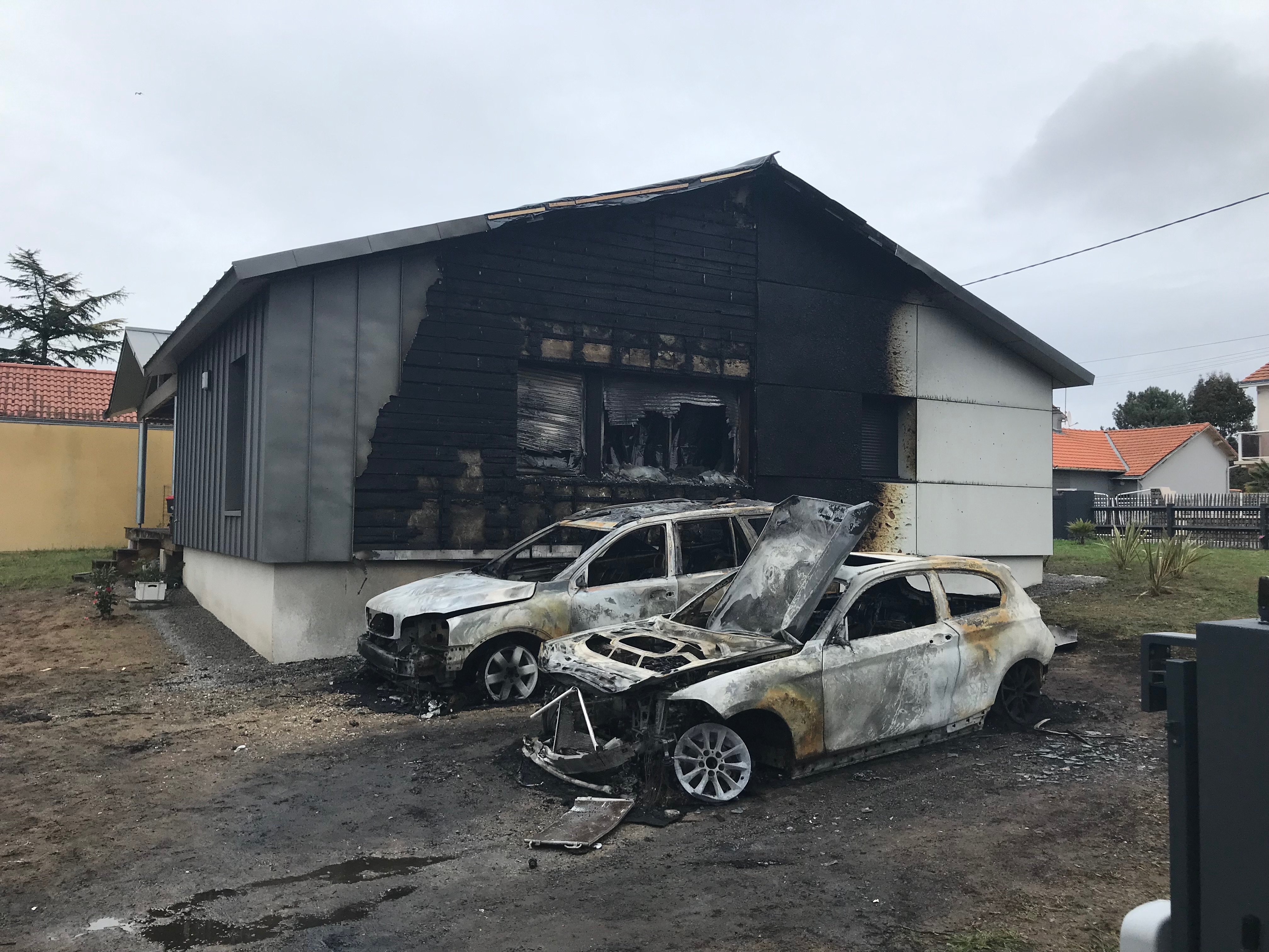Les véhicules et la maison du maire Saint-Brévin-les-Pins ont été visés par un incendie criminel mercredi 22 mars dans la nuit. DR