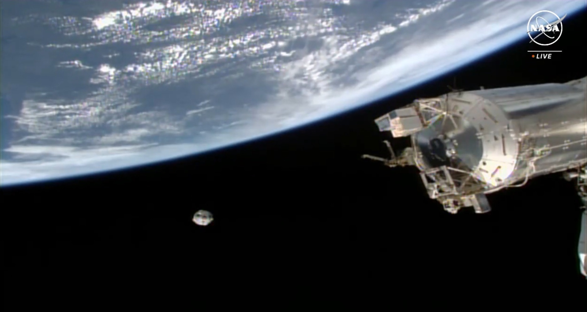 Le vaisseau Starliner (au fond) vu depuis l'ISS, le 6 juin 2024. Nasa