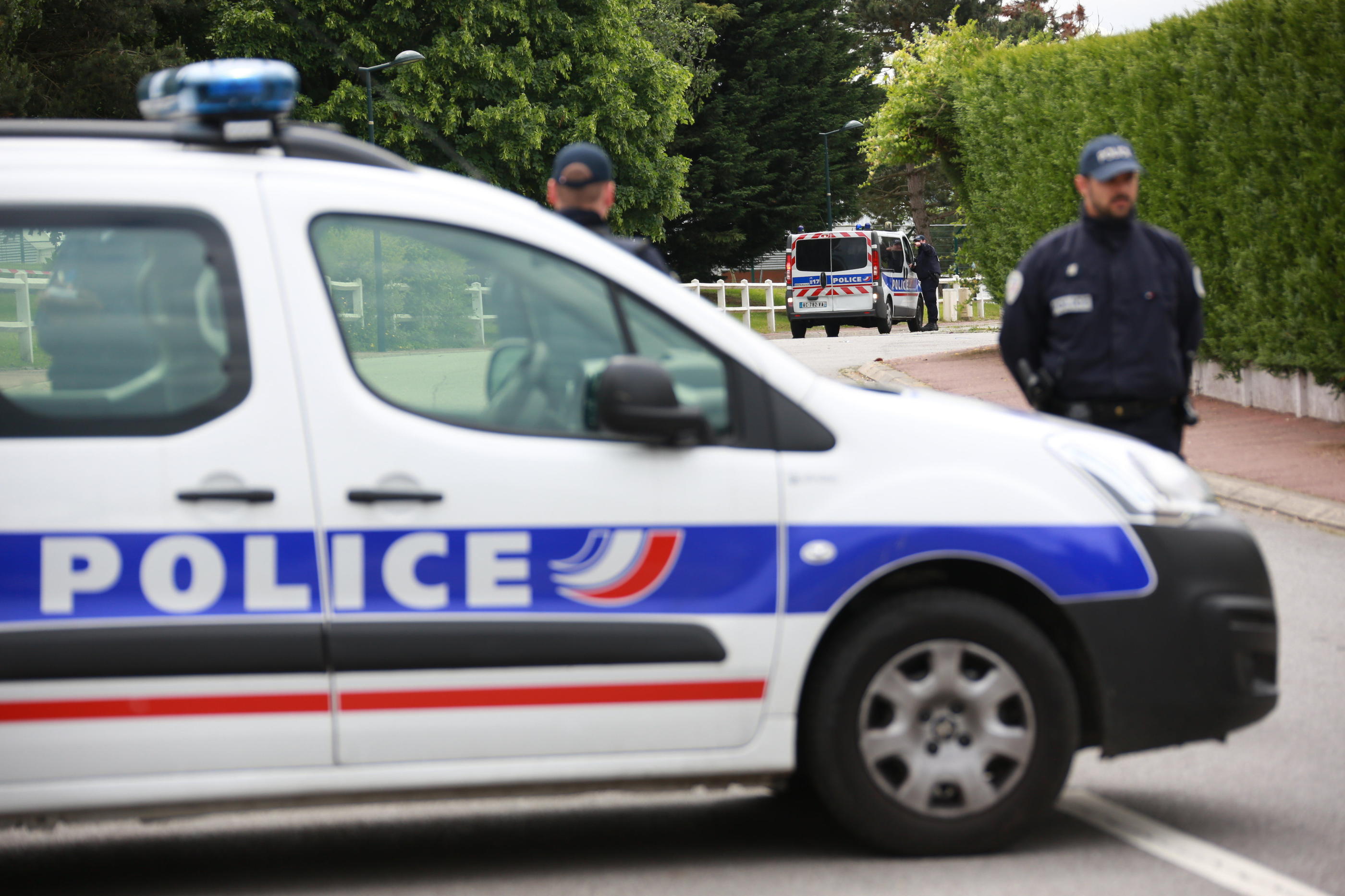 Magnanville (Yvelines), le 14 juin 2016. La veille au soir, un couple de policiers étaient poignardés mortellement par un djihadiste à leur domicile. LP/Fred Dugit
