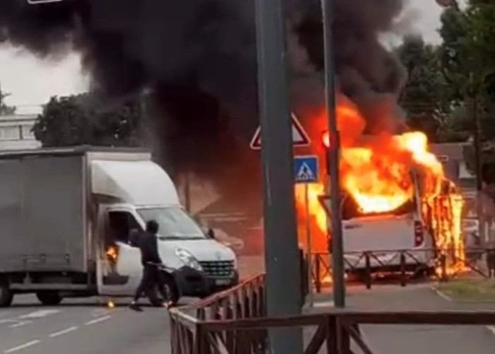 Viry-Chatillon, mercredi 28 juin 2023. Un des premiers événements recensé en Essonne était l’incendie d’un bus, place de la Treille.