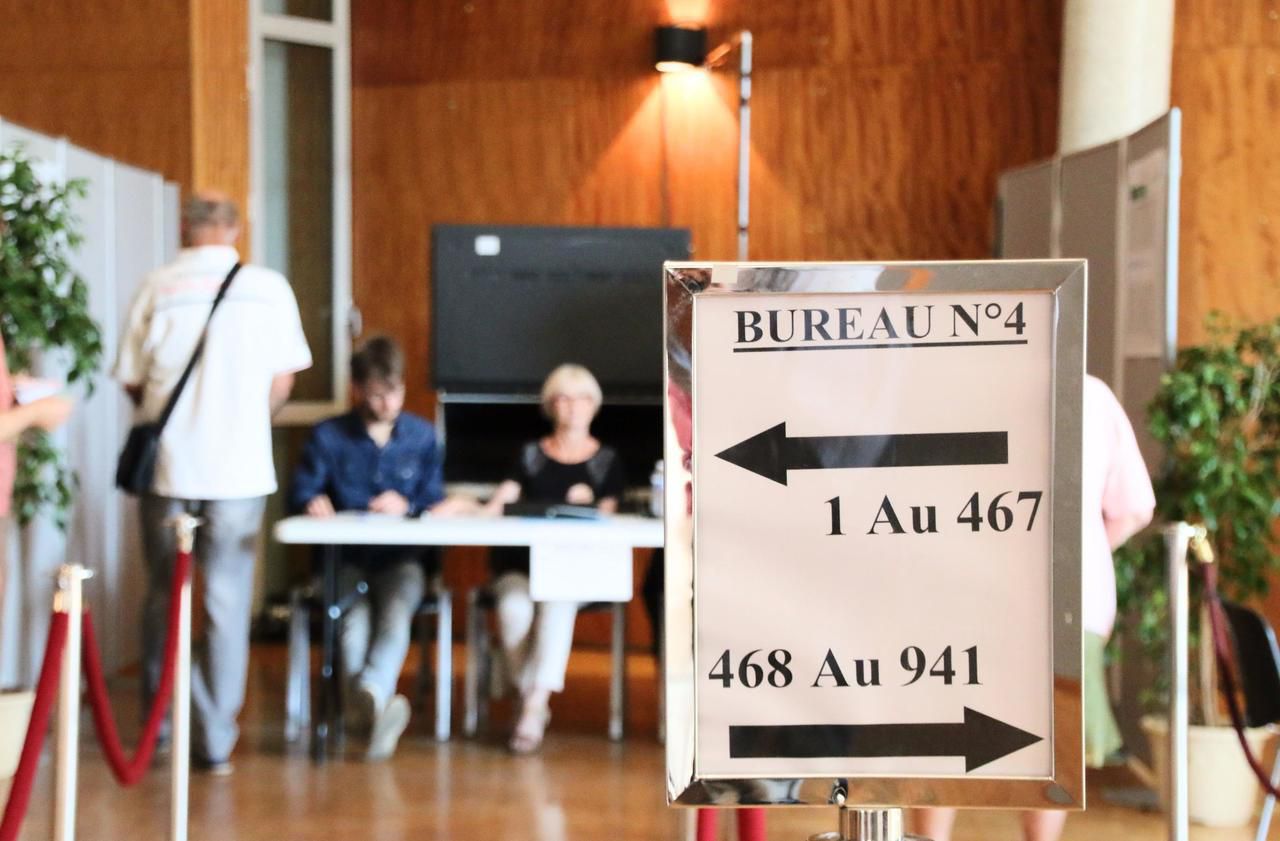 <b></b> Noyon, ce dimanche. Dans la cité de Calvin (6e circonscription), ici dans le bureau de vote installé dans le Théâtre du Chevalet, les habitants votent via des machines électroniques. 