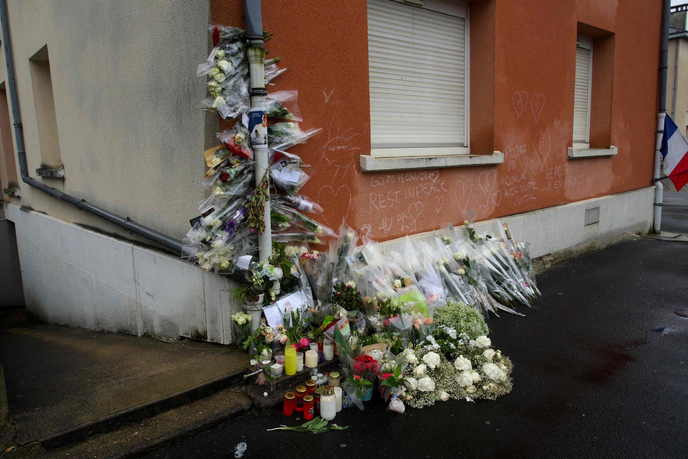 Une marche blanche en hommage au jeune Matisse, 15 ans, tué le 27 avril, a lieu samedi après-midi dans le centre de la ville, à l’appel de la famille qui refuse toute récupération politique. AFP/Guillaume Souvant
