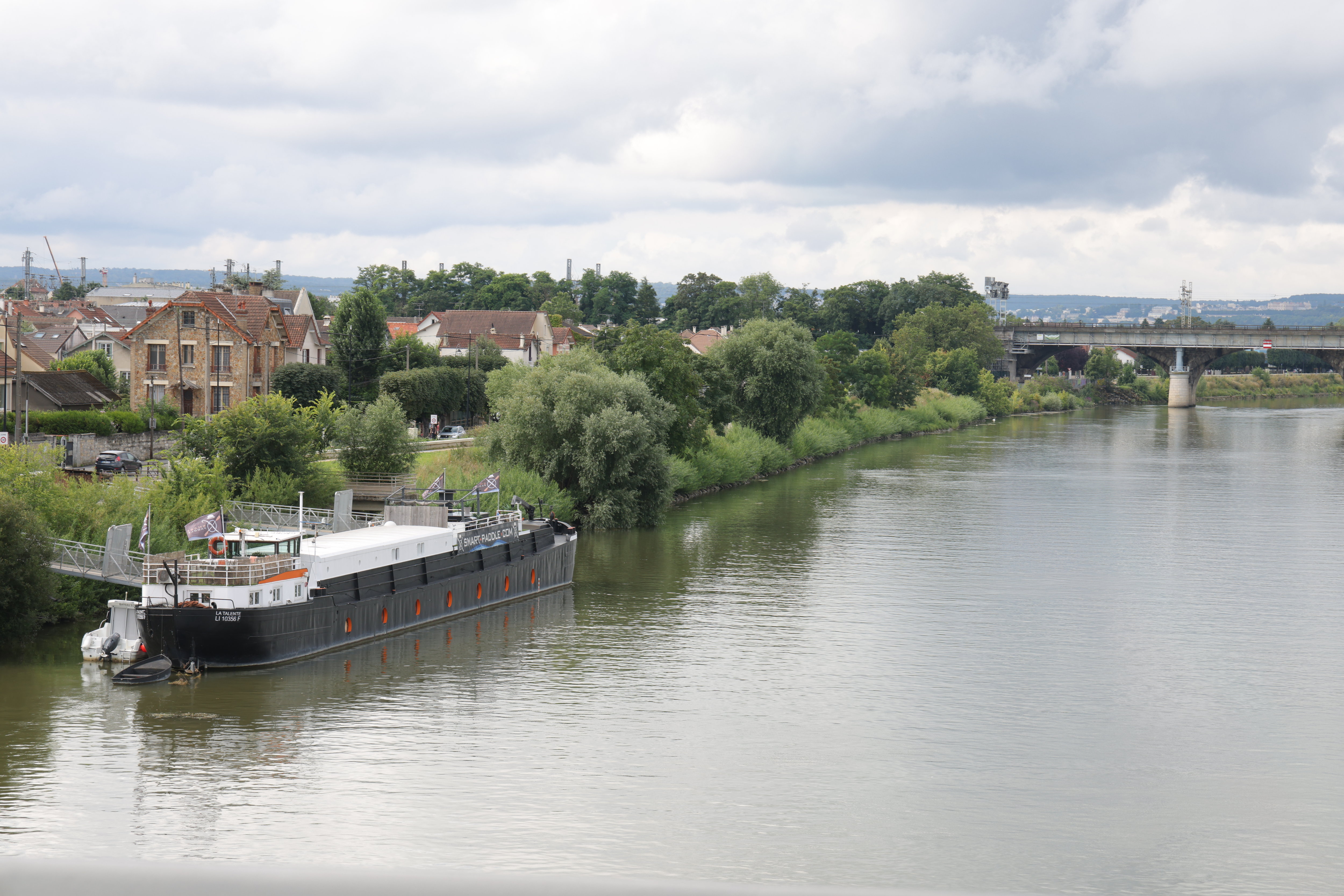 À Conflans-Saint-Honorine (Yvelines), où passe le sentier de GR2, la Seine rencontre son principal affluent, l'Oise. LP/Philippe Lavieille