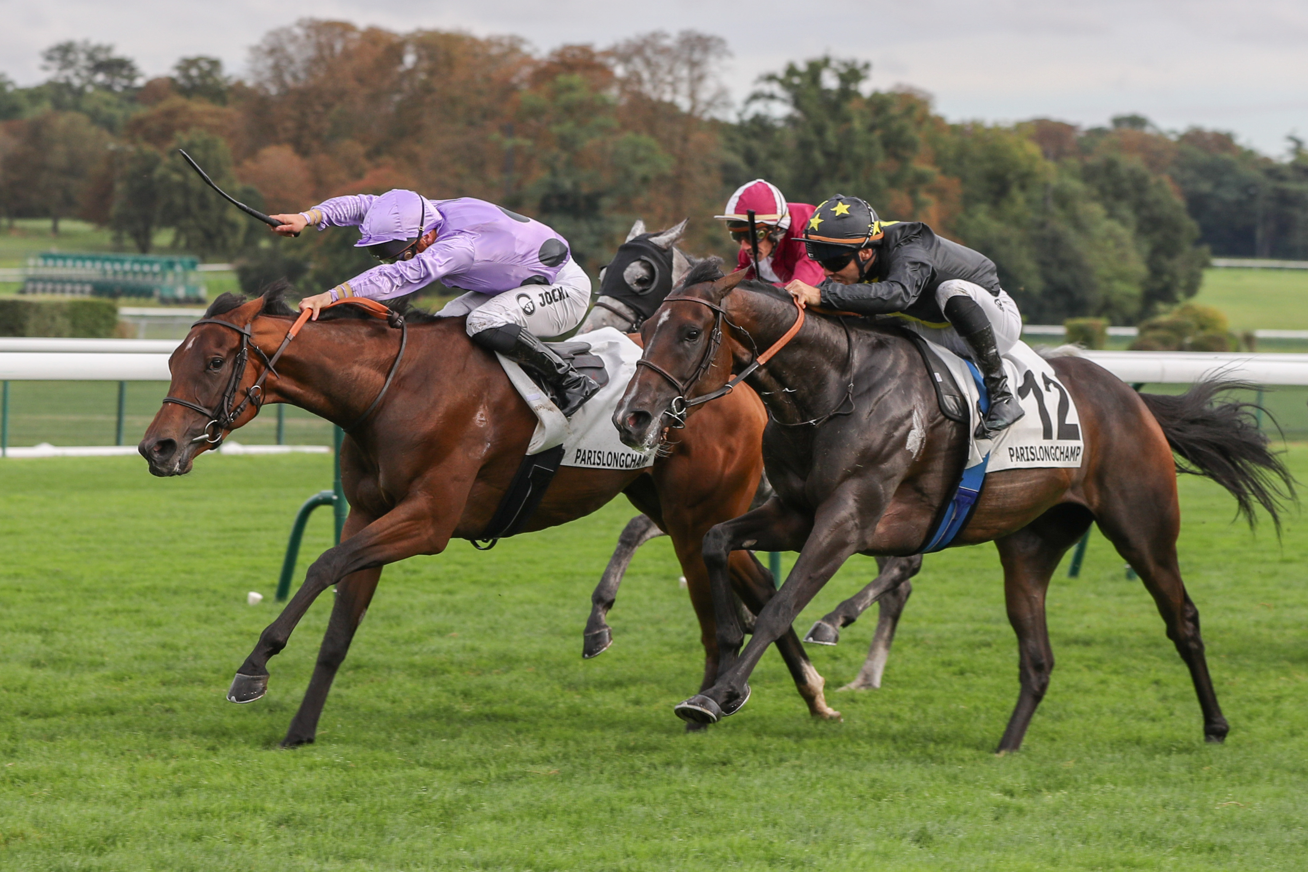 ParisLongchamp (XVIe), jeudi 5 septembre. Kimi Orenda (à gauche) se montre courageuse pour repousser Lucky Wine. (Scoopdyga)