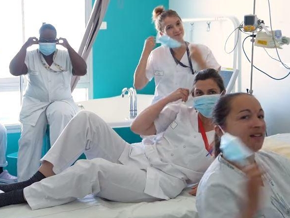 Dans une vidéo postée sur YouTube, des dizaines de soignants et de membres du personnel du centre hospitalier de Béziers retirent leur masque, sourire aux lèvres. « Il n’y a aucun message dans ce film », assure le directeur de l'hôpital. Capture YouTube
