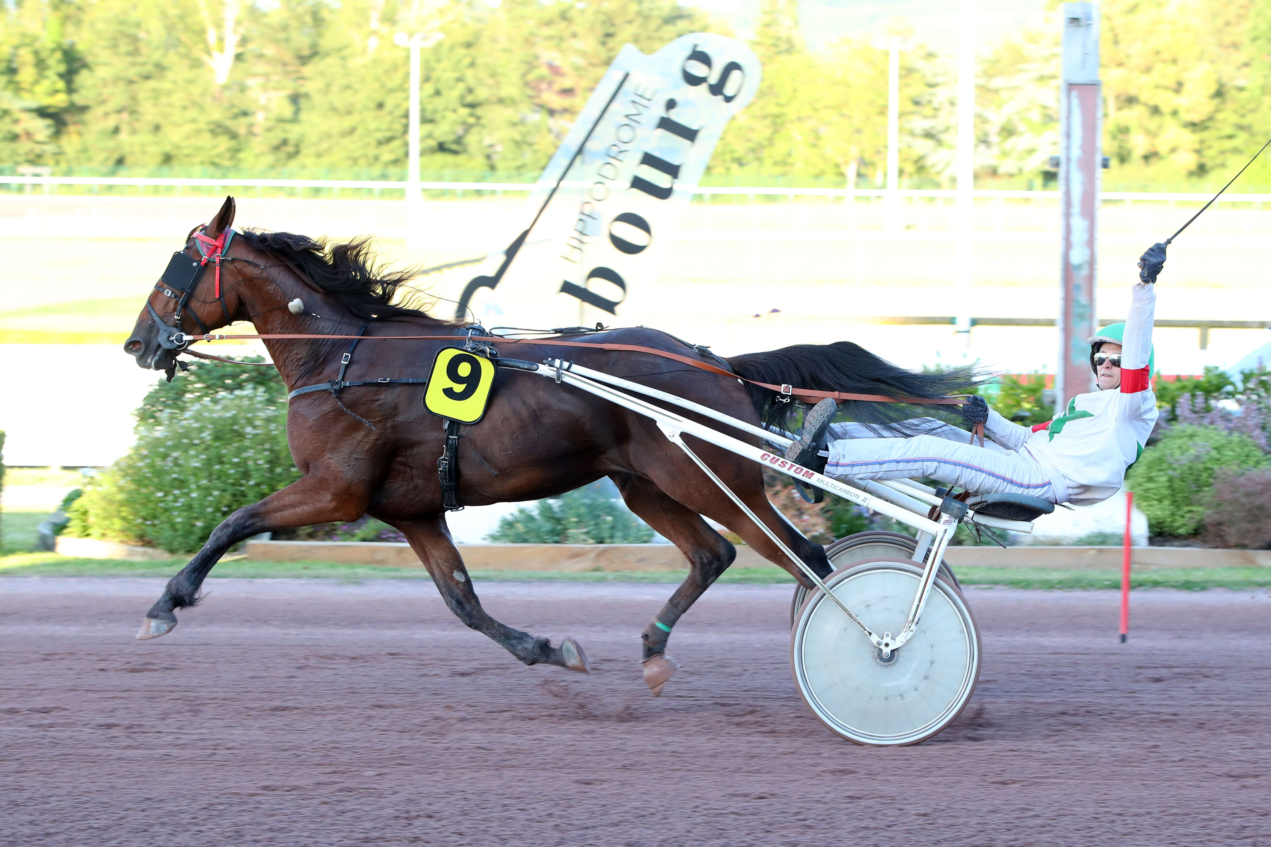 Cabourg (Calvados), le 9 Août 2024. Pierre Jean laisse exploser sa joie au passage du poteau alors qu'il s'impose avec Genêt de Boitron, lequel lui offre une deuxième victoire dans un quinté.