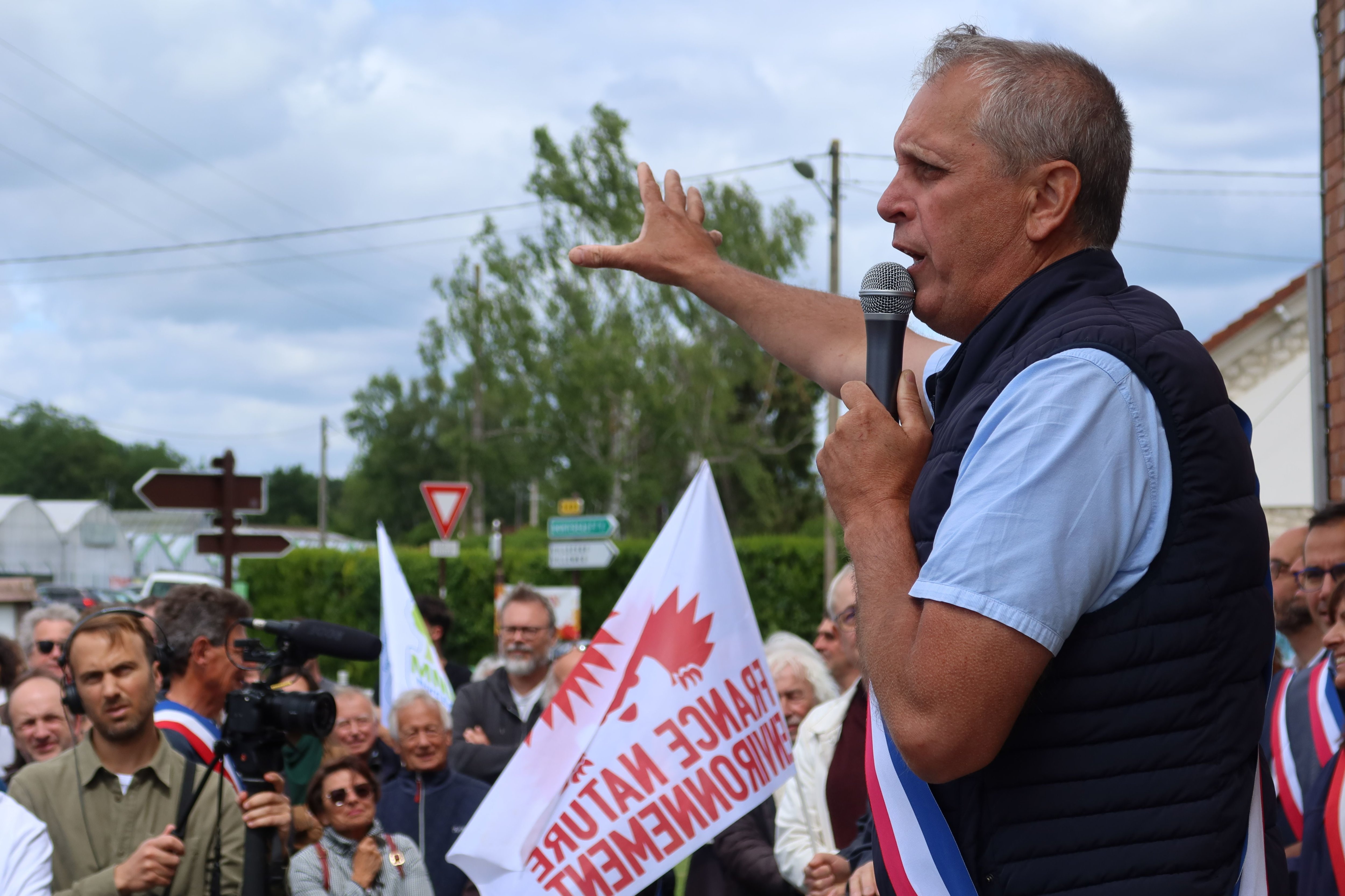 Nonville (Seine-et-Marne), samedi 15 juin 2024. Plus de deux cents personnes se sont réunie devant la mairie de cette petite commune de 600 âmes pour s'opposer aux nouveaux forages pétroliers. Parmi ces oppsants, la maire de Paris, Anne Hidalgo et le président d'Eau de Paris, Dan Lert. Le maire de la commune (gilet bleu marine), Jean-Claude Belliot animait la mobilisation. LP/Sébastien Roselé