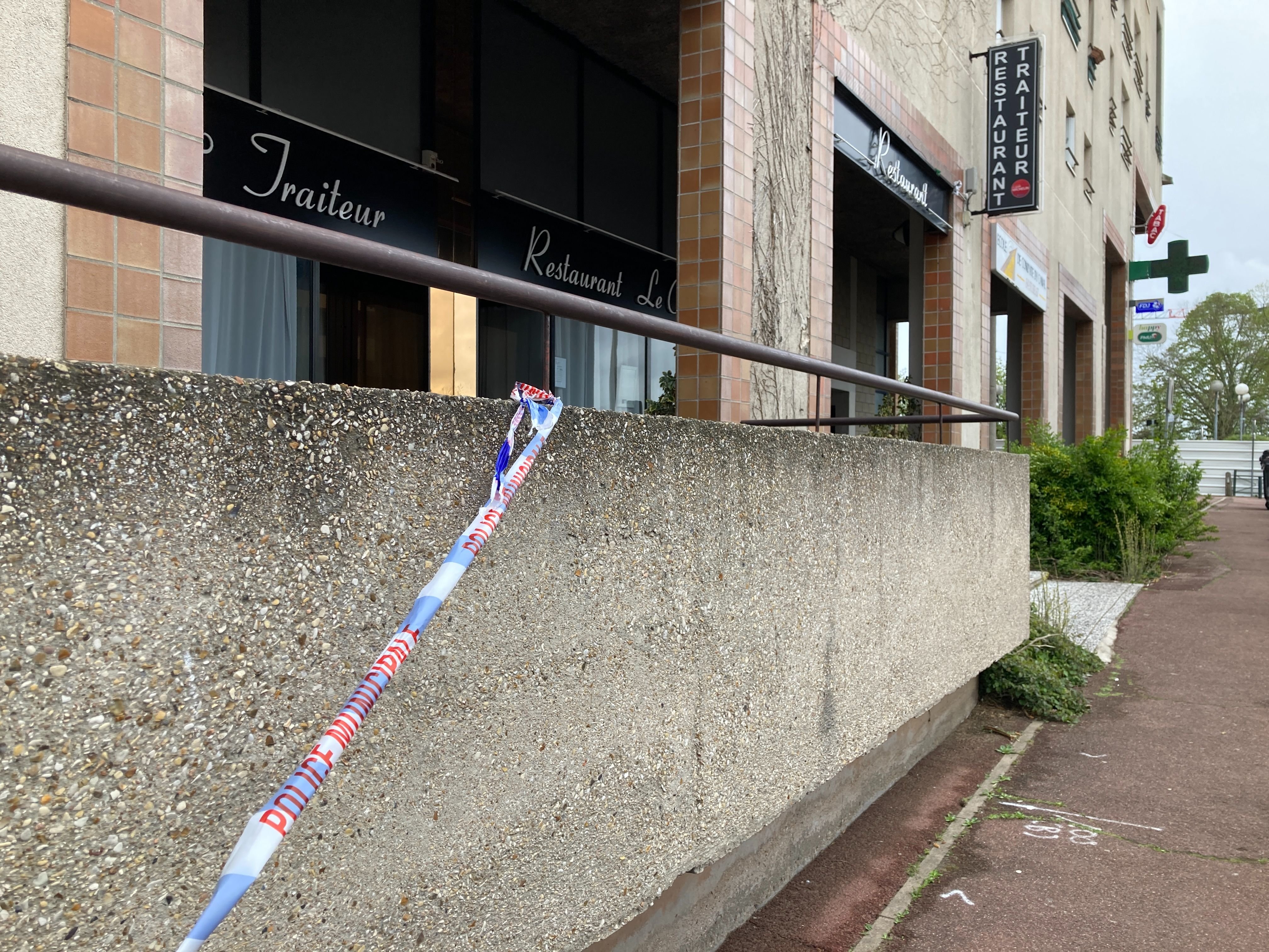 Evry-Courcouronnes, vendredi 14 avril 2023. L'agression au couteau s'était produite devant l'auto-école de la rue du Pont Amar, quartier du Canal. Ph. LP/Bartolomé Simon