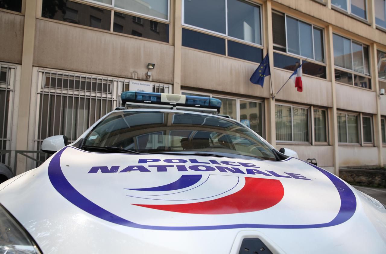 <b></b> Illustration. Les policiers ont cueilli deux mineurs qui tentaient de bloquer le lycée Jacques-Amyot, à Melun, vendredi matin.