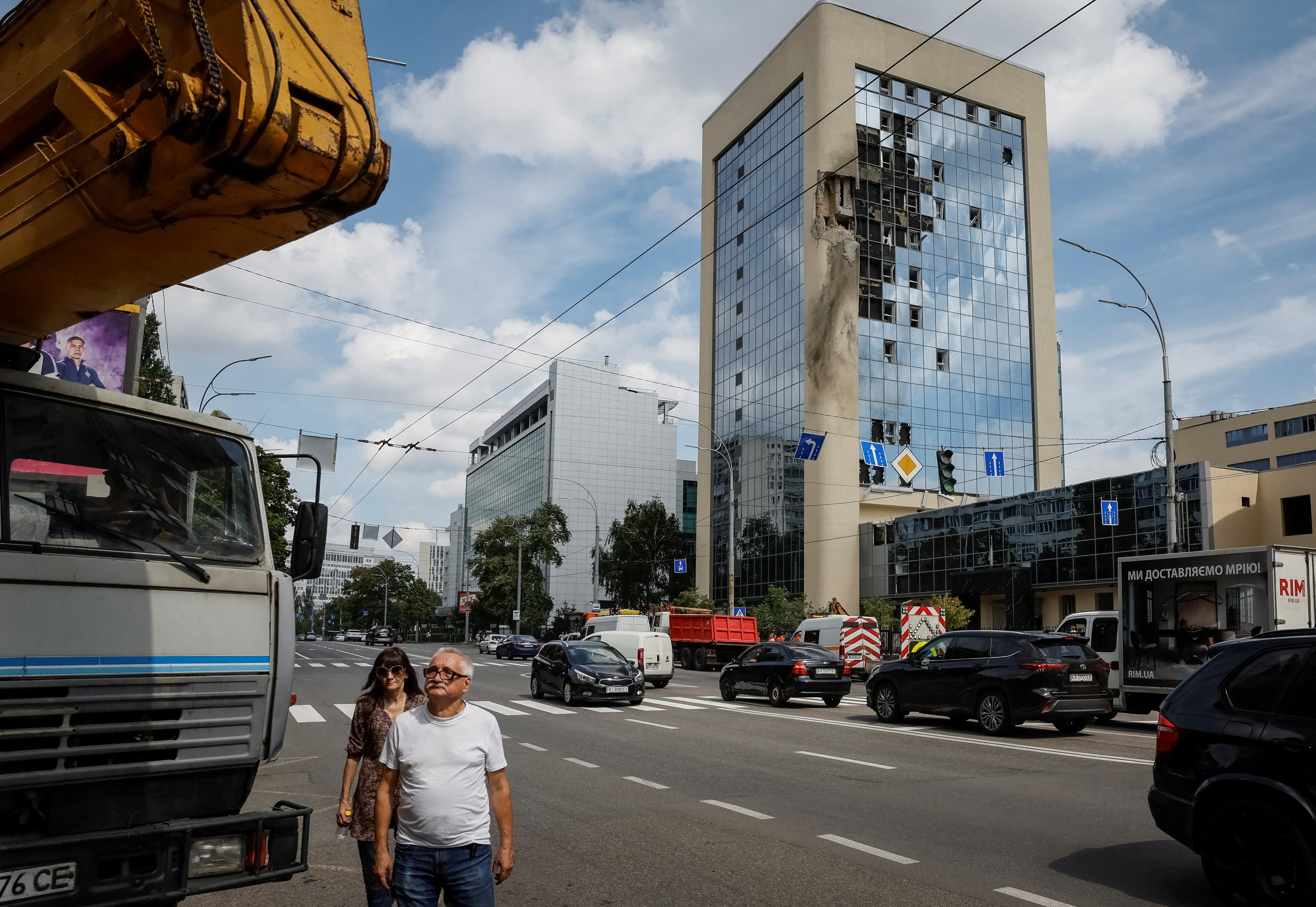 Un immeuble a été endommagé à Kiev après une attaque de drones russes dans la nuit du 1er au 2 août 2023. REUTERS/Gleb Garanich