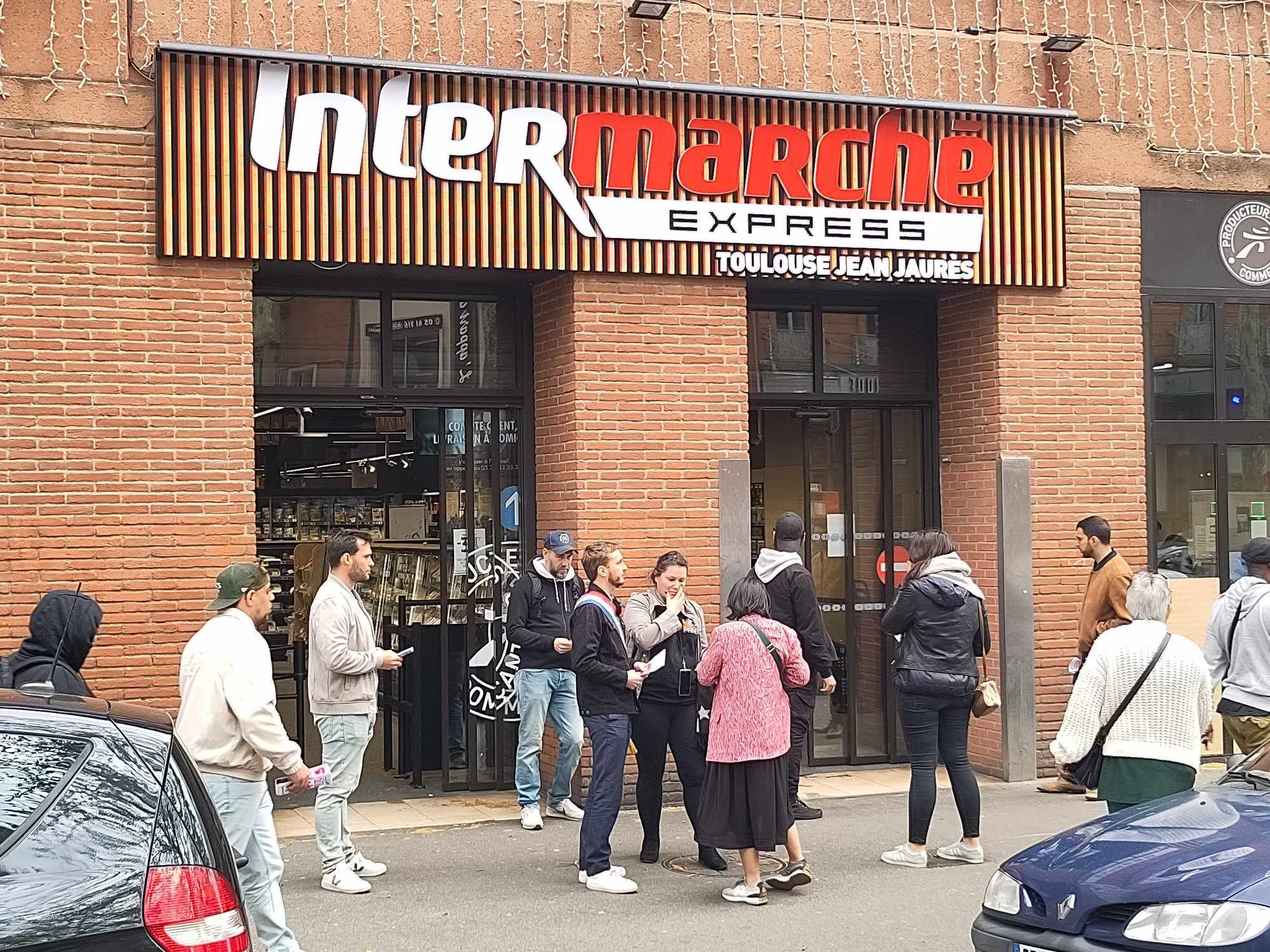 Des salariés de Brico Privé ont distribué des tracts devant le magasin Intermarché du boulevard de Strasbourg à Toulouse, ce samedi. LP/Paul Périé