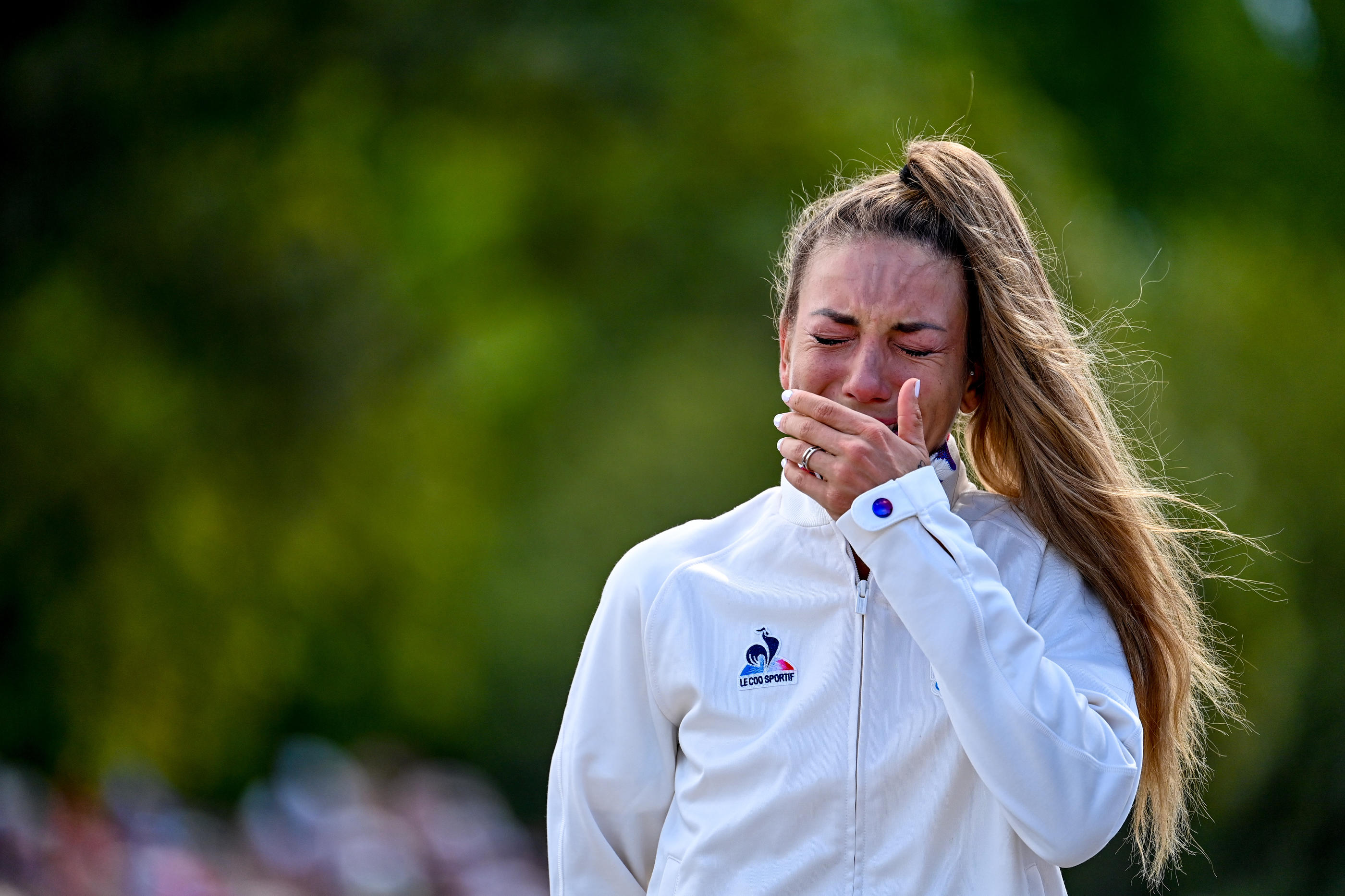 Pauline Ferrand-Prévot n'a pas pu retenir ses larmes à l'heure de recevoir sa médaille d'or. Icon Sport/Sandra Ruhaut