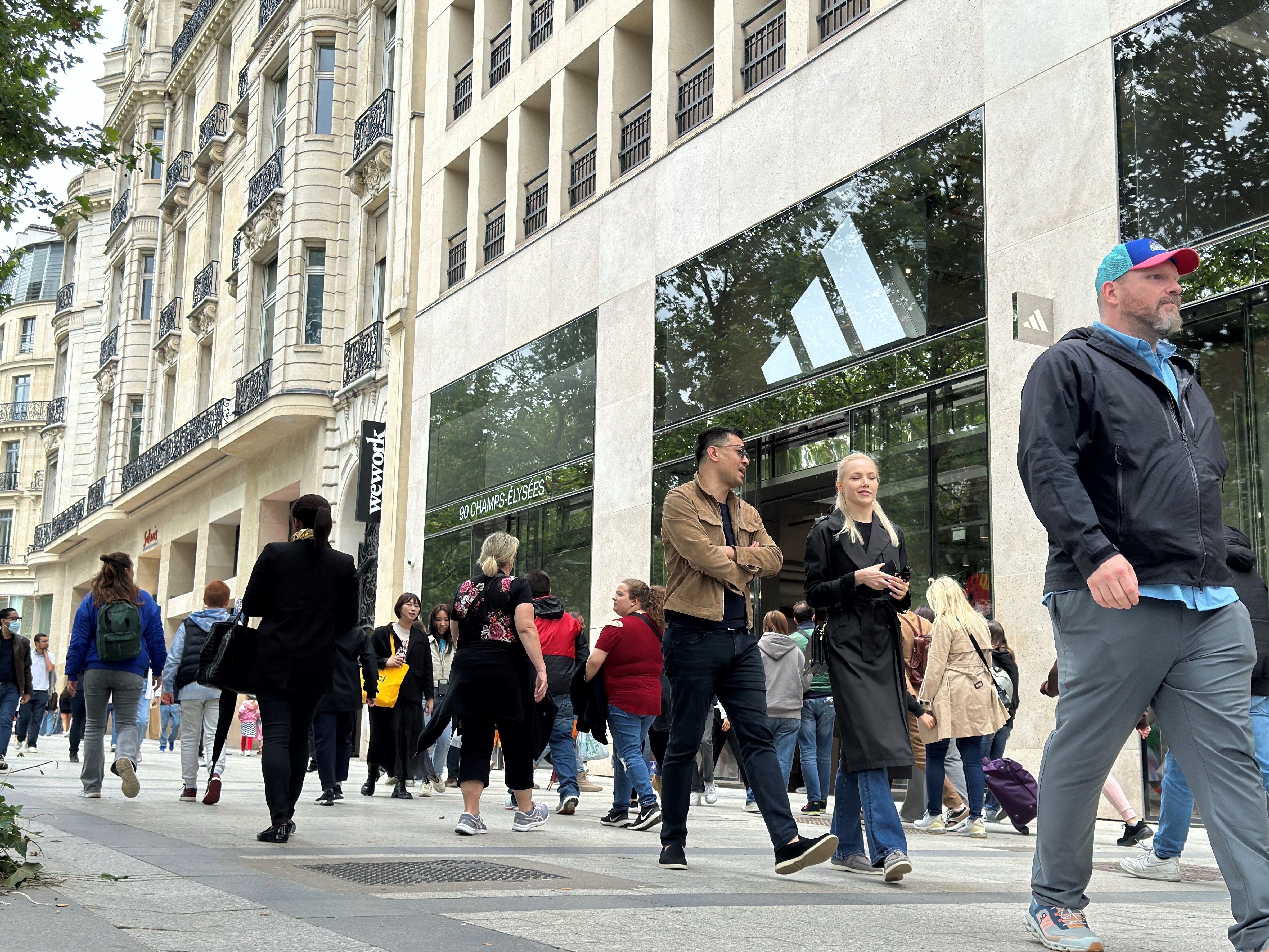 Avenue des Champs-Elysées (Paris VIIIe). L'équipementier Adidas vient d'ouvrir son nouveau vaisseau amiral de 3 000 m2, plus grand magasin de la marque en Europe. LP/Paul Abran