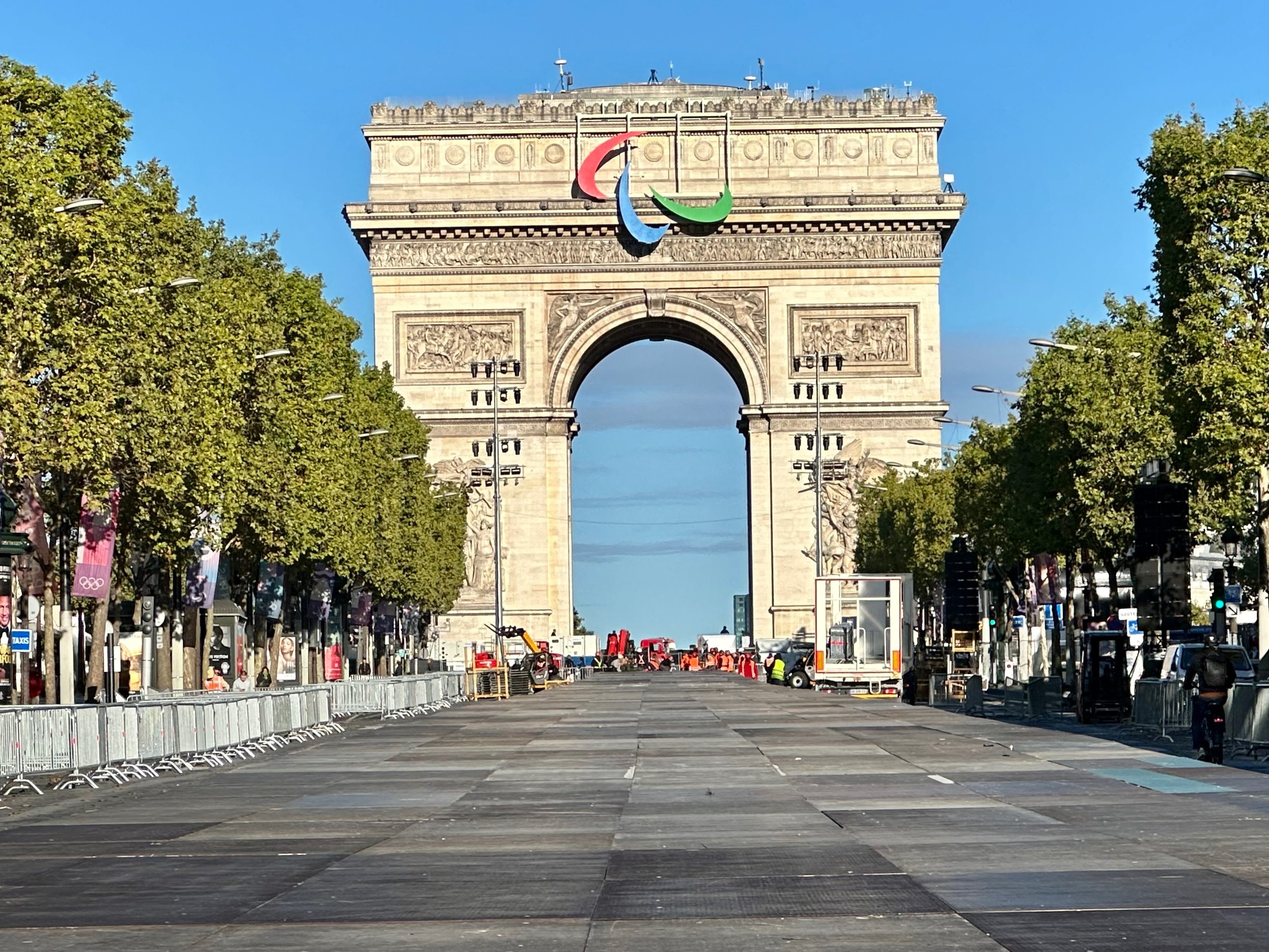 La parade des champions s'achèvera au pied de l'Arc de Triomphe où trônent encore les «Agitos». LP/Aurélie Audureau