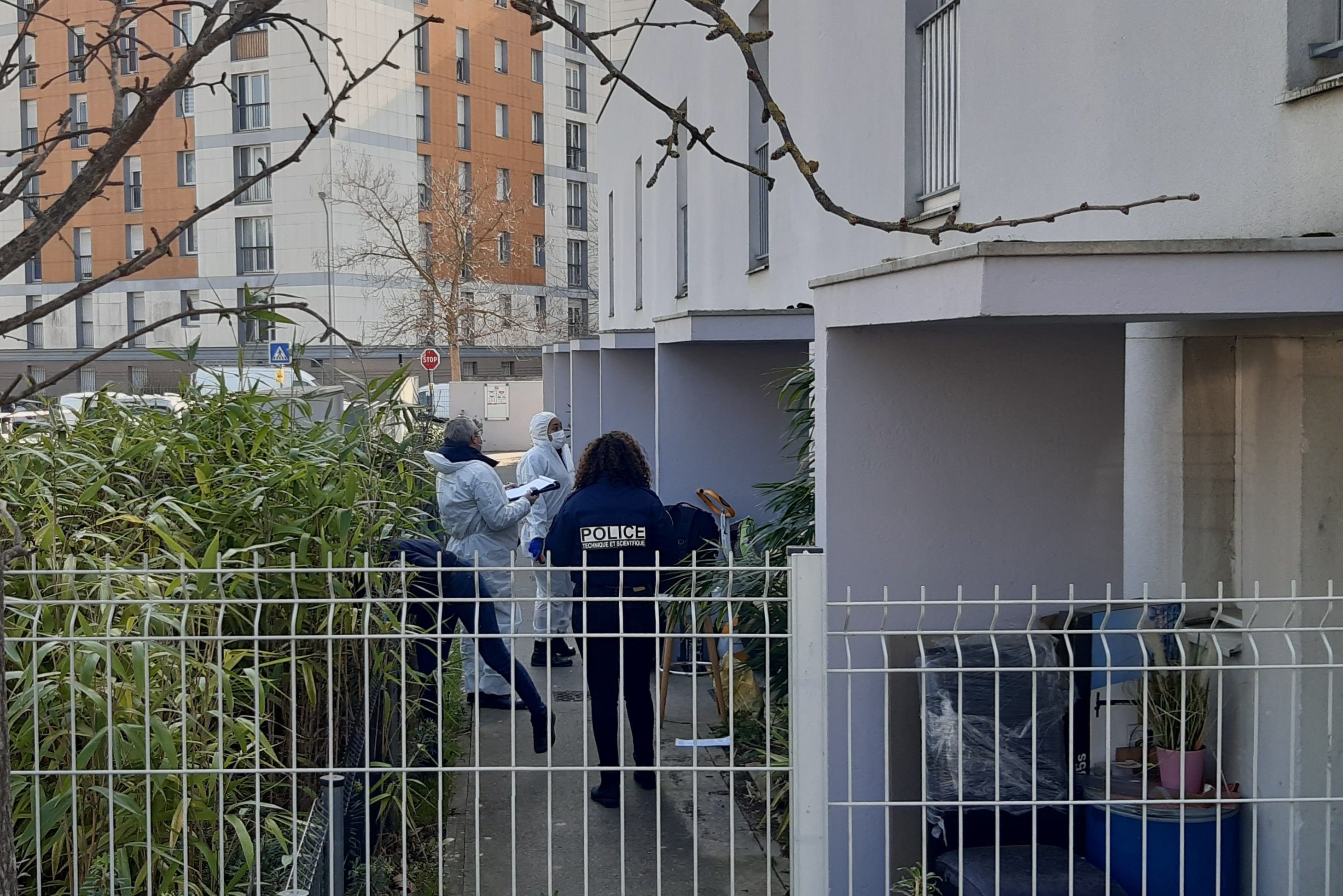 Garges-lès-Gonesse (Val-d'Oise), jeudi 2 mars. Les policiers effectuent des constatations dans l'allée en contrebas du pavillon où vivait Moustapha, touché mortellement par balle à sa fenêtre. LP/Frédéric Naizot