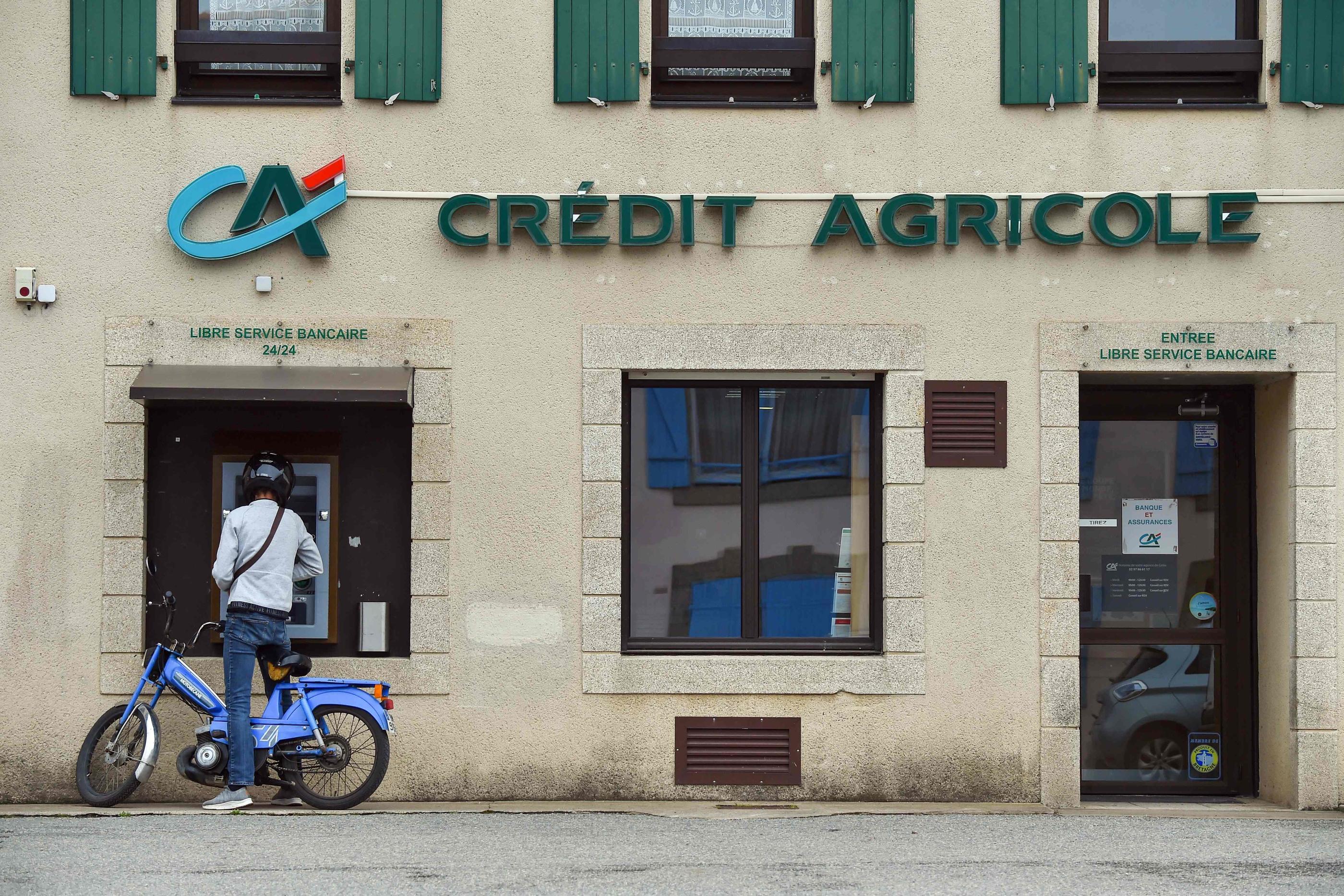 Il est désormais obligatoire, dans certains distributeurs du Crédit Agricole, de taper deux fois son code afin de retirer de l'argent. AFP / Loîc Venance
