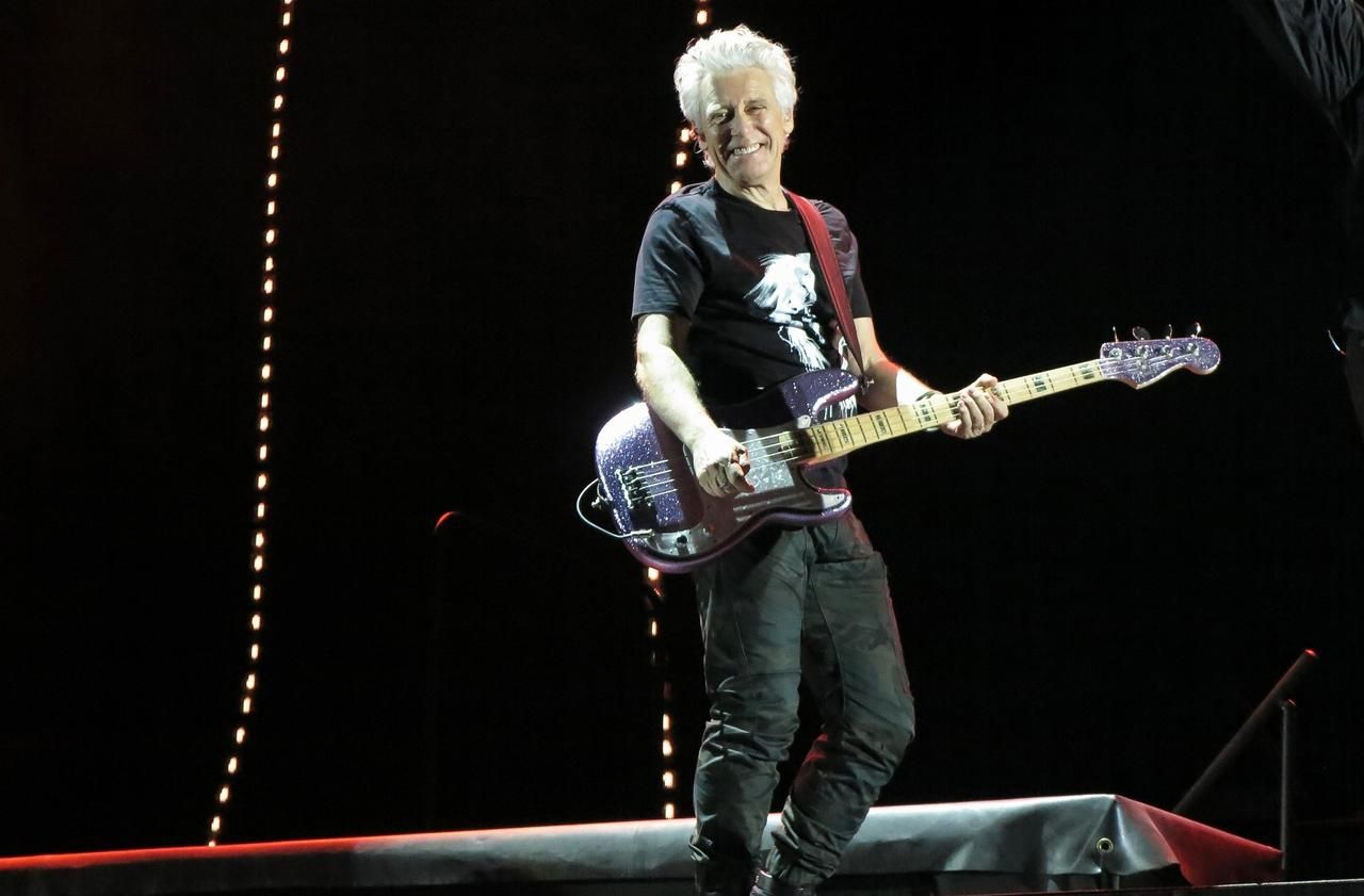 Les 40 ans de U2, l'assassinat de Samuel Paty... le bassiste Adam Clayton se confie