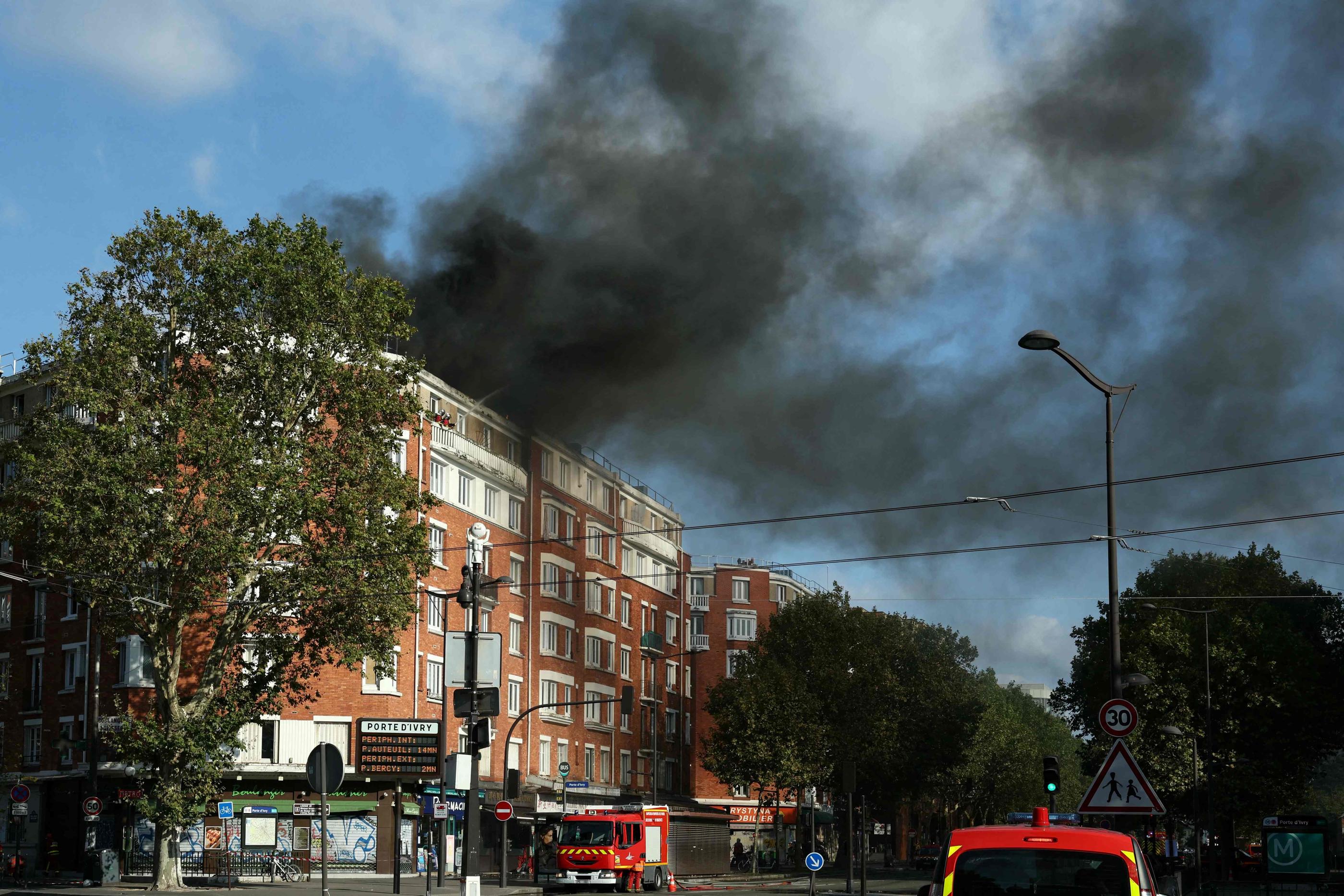 Paris (XIIIe), le 17 septembre 2024. Deux étages de l'immeuble situé dans le quartier de la Porte d'Ivry ont dû être évacués. (Photo by Thomas SAMSON / AFP)