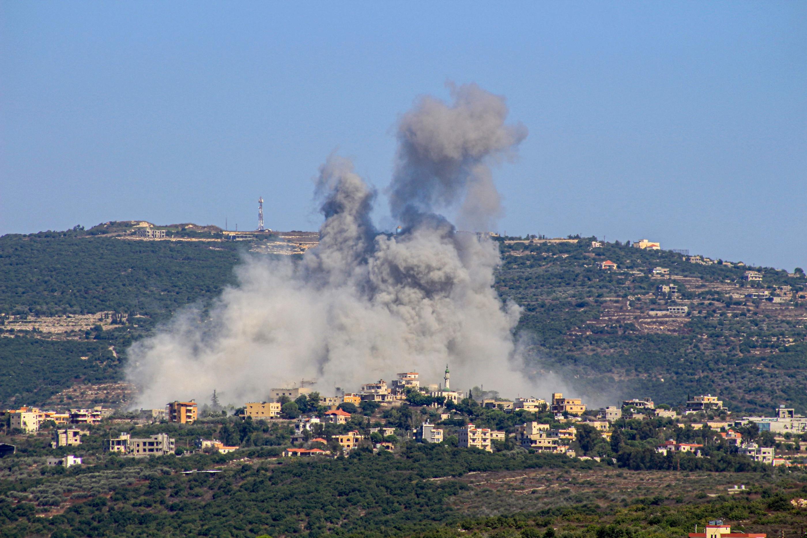 Comme chaque jour ou presque, depuis le 7 octobre, les tensions entre Israël et le Hezbollah conduisent à des frappes de part et d'autre de la frontière israélo-libanaise. Ici, dimanche 28 juillet, des volutes de fumées après une frappe aérienne israélienne dans le village frontalier de Chihine. AFP/Kawnat Haju