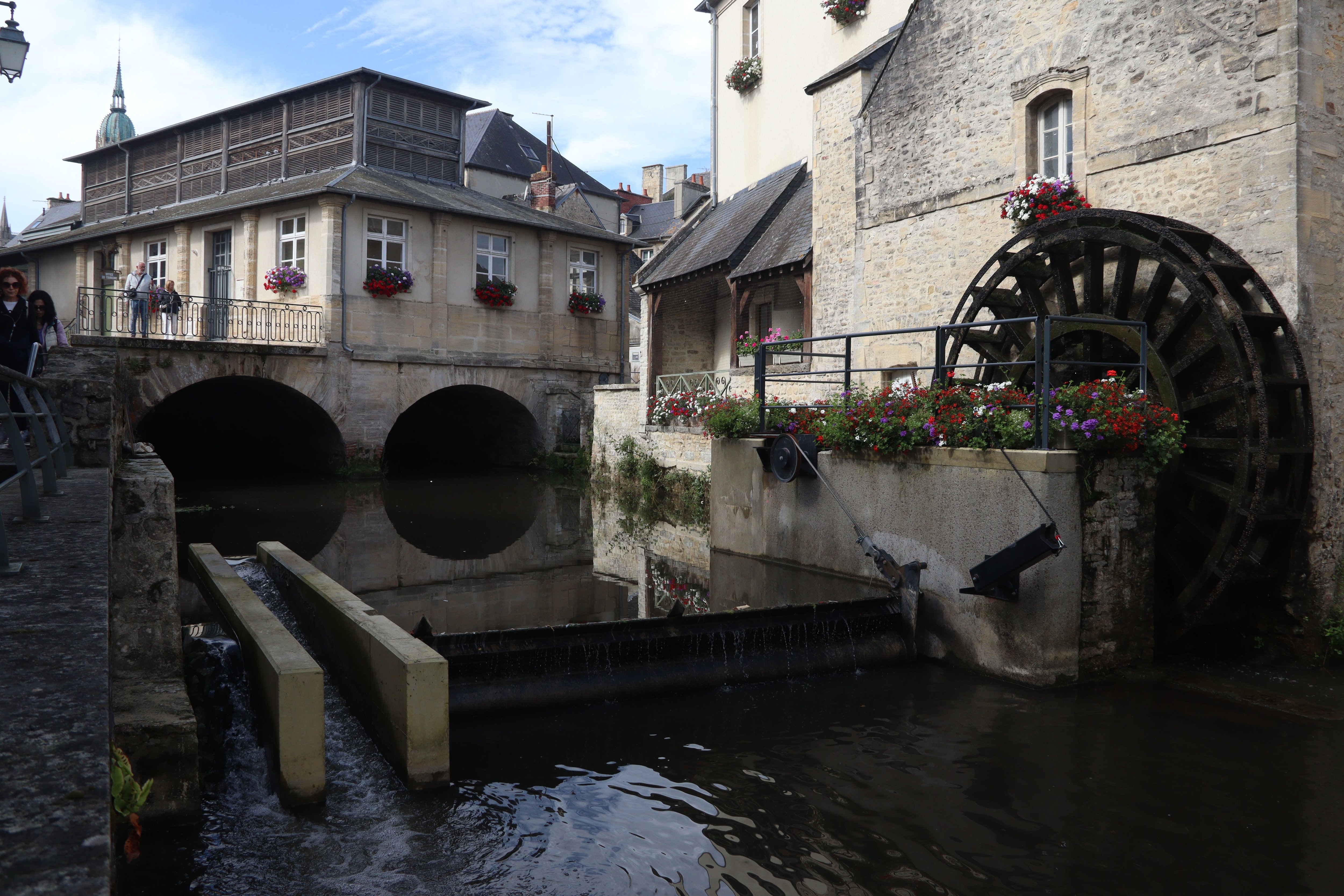 La retenue du moulin Crocquevieille à Bayeux (Calvados). Sur la gauche, des passes à poissons et anguilles ont été construites. Au centre, le clapet du barrage, mécanique, a été changé et la petite dérivation pour la roue, écho au patrimoine, a été maintenue. Un des huit ouvrages retravaillés sur l'Aure, dans sa traversée de la cité médiévale LP/Esteban Pinel