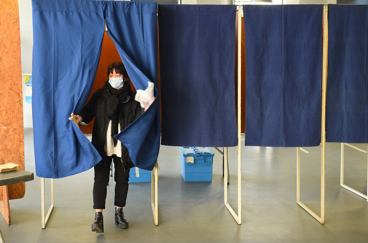<b></b> Une électrice porte un masque lors du premier tour des élections municipales, le 15 mars 2020, à Bordeaux.