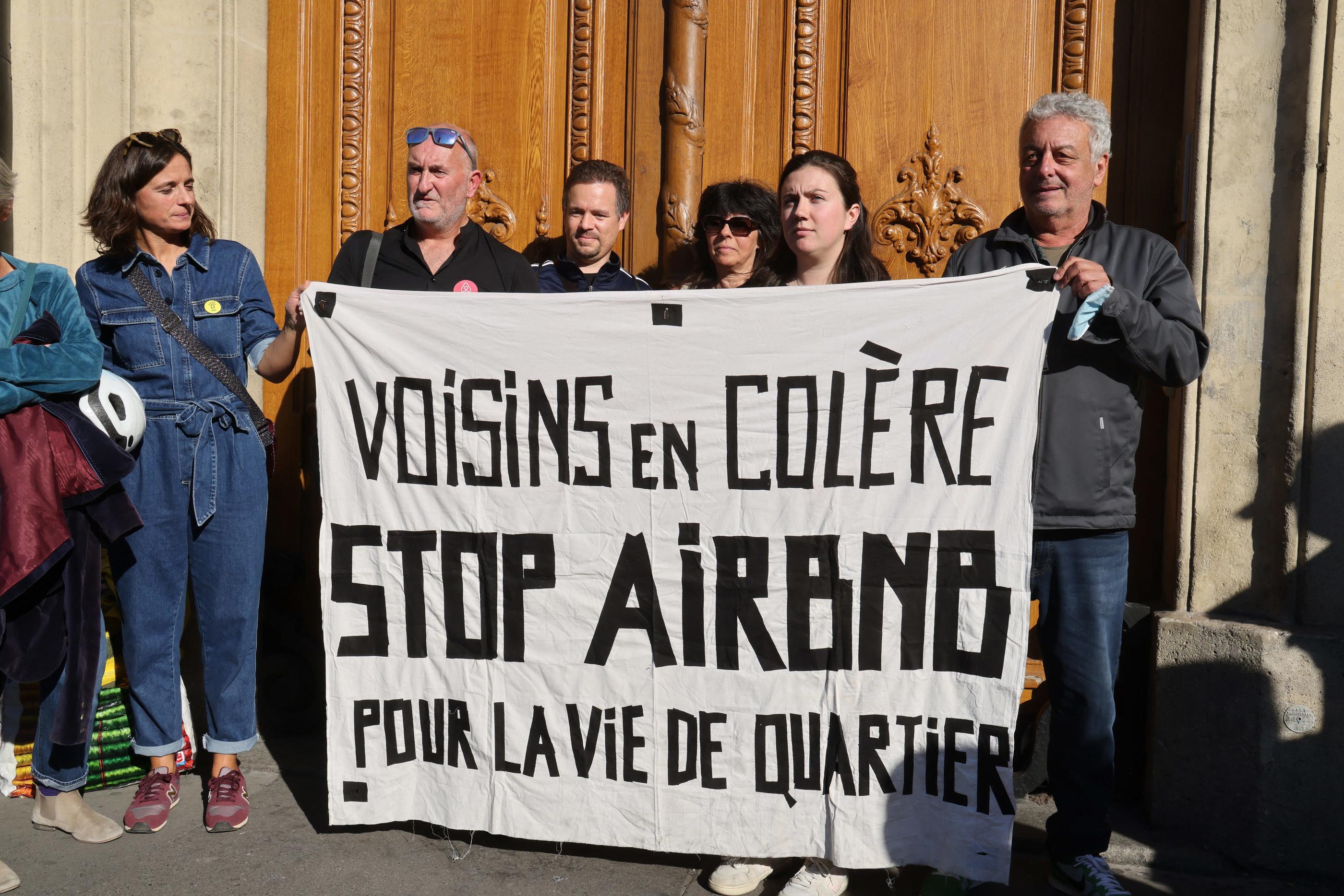 Les associations de riverains sont de plus en plus nombreuses à manifester contre les locations touristiques, comme ici, à Paris en mars 2021, devant le siège de Airbnb place de l'Opéra. LP/Philippe Lavieille
