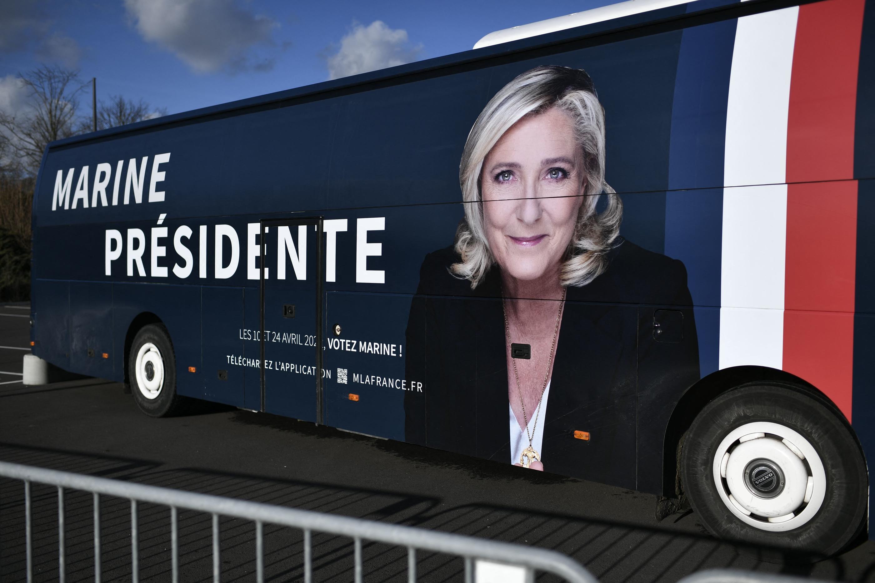 Ou écrire à Marine Le Pen Marseille : le car à l'effigie de Marine Le Pen caillassé, le conducteur  blessé - Le Parisien