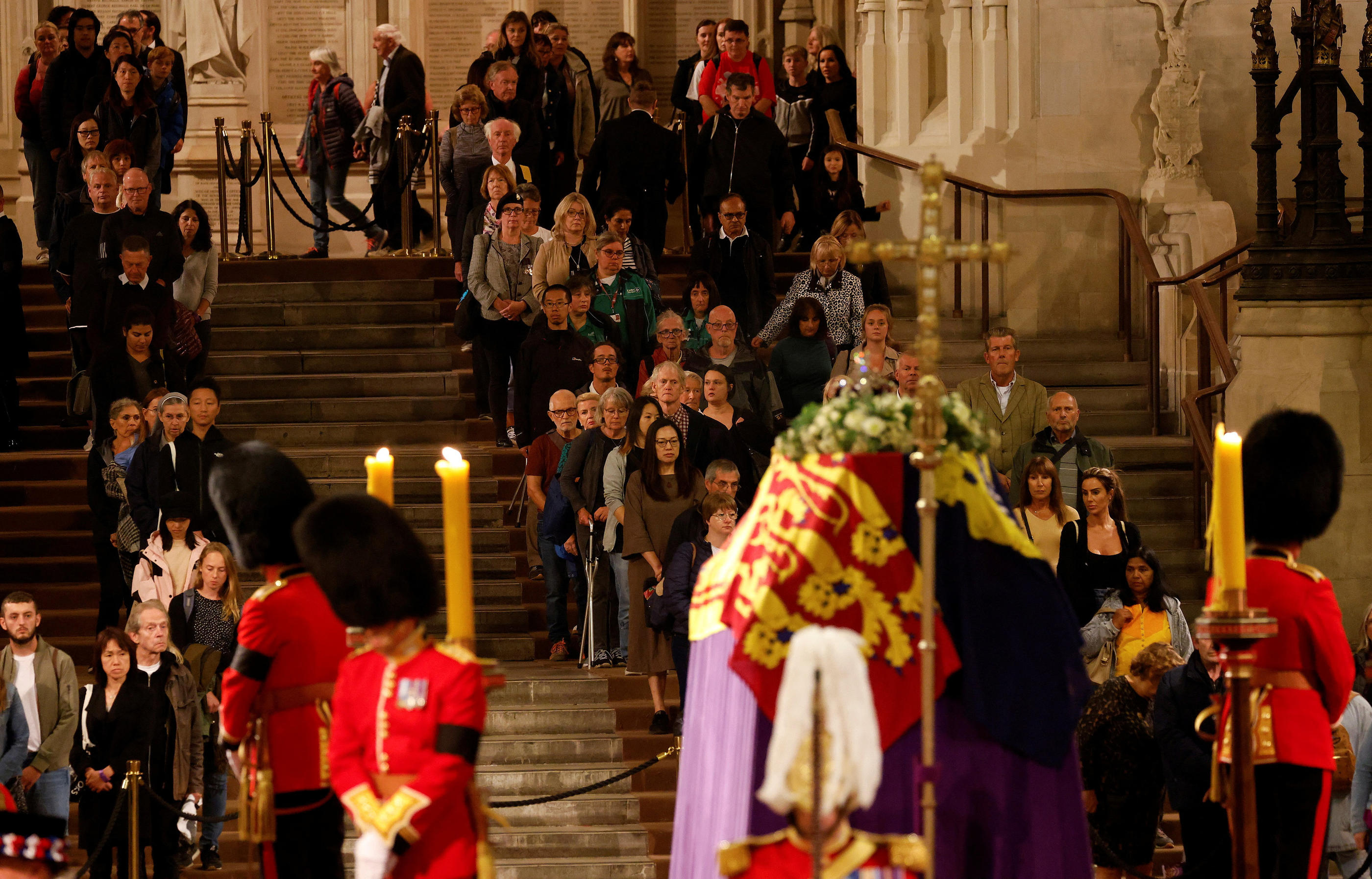 Le public peut rendre hommage à la reine Elizabeth dans le hall du palais de Westminster Hall. Odd Andersen/Pool via REUTERS