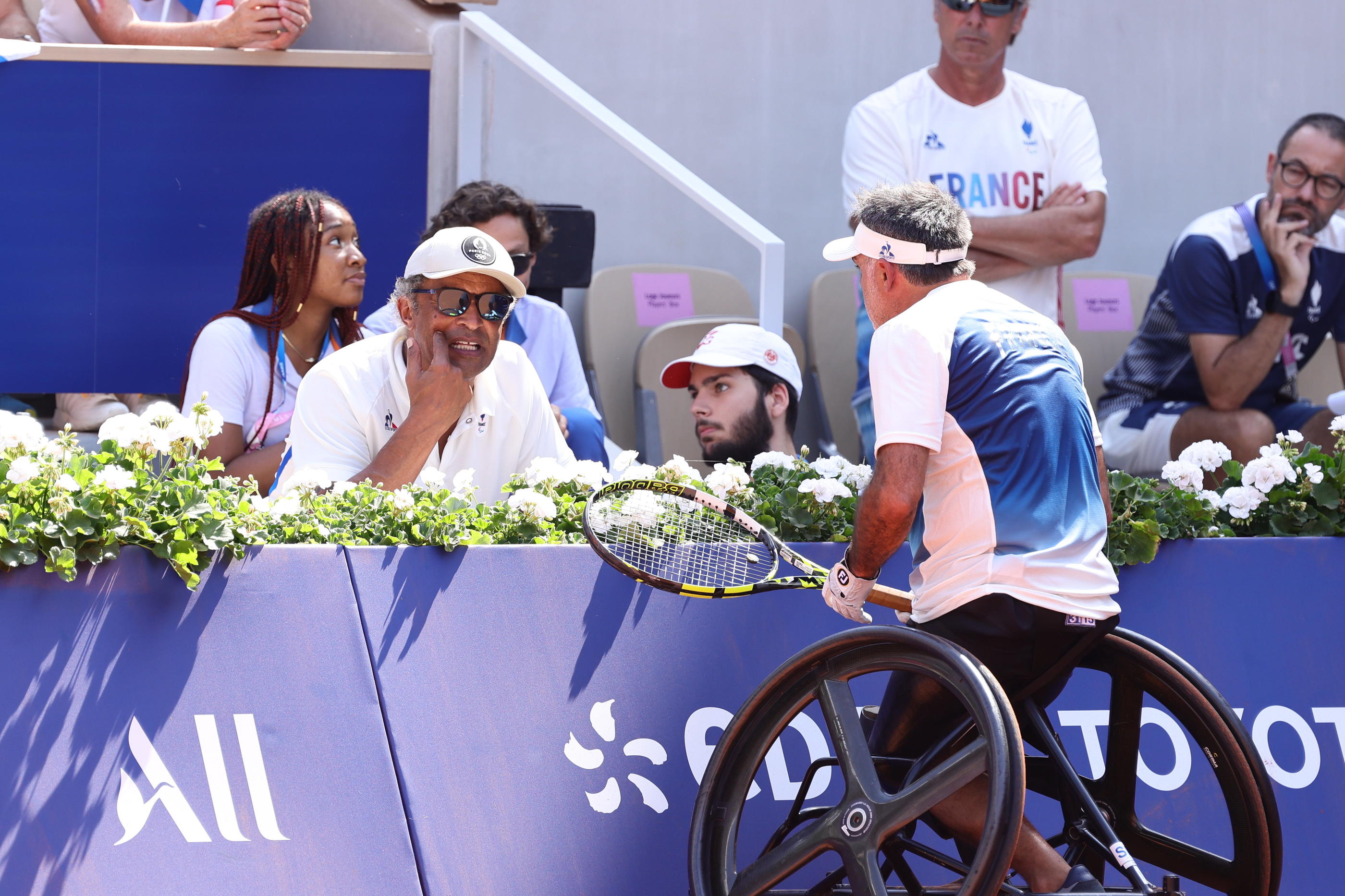 Paris (XVIe), ce dimanche. Yannick Noah donne son ressenti et ses conseils à Stéphane Houdet, victorieux au deuxième tour en simple à Roland Garros. LP/Olivier Arandel 

Yannick Noah