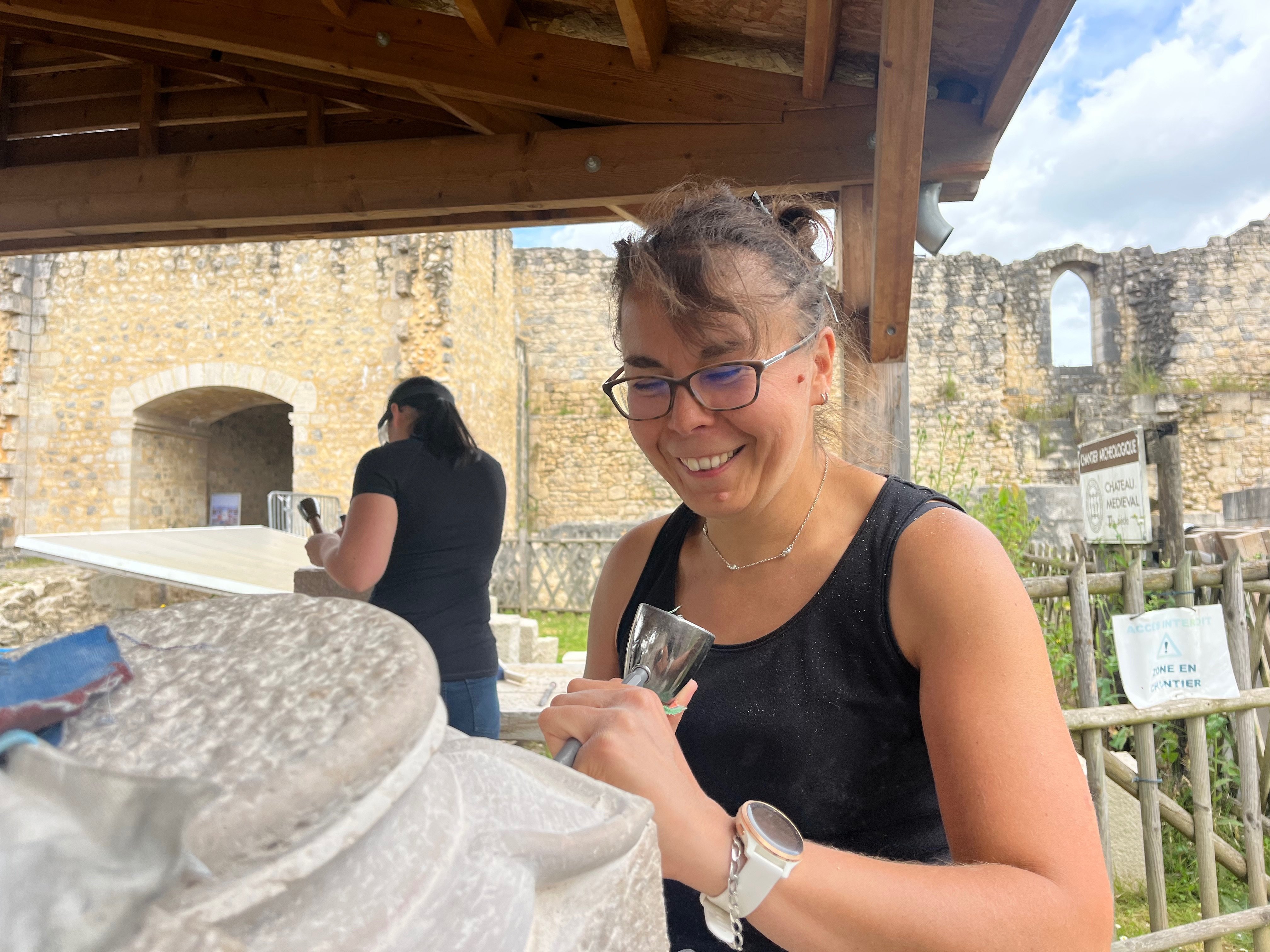 Brie-Comte-Robert, mercredi 3 juillet. Ce socle de colonne sculpté par Claire, une bénévole de l’association les Amis du Vieux Château, servira à reconstruire l'un des murs d’enceinte. LP/O.G.