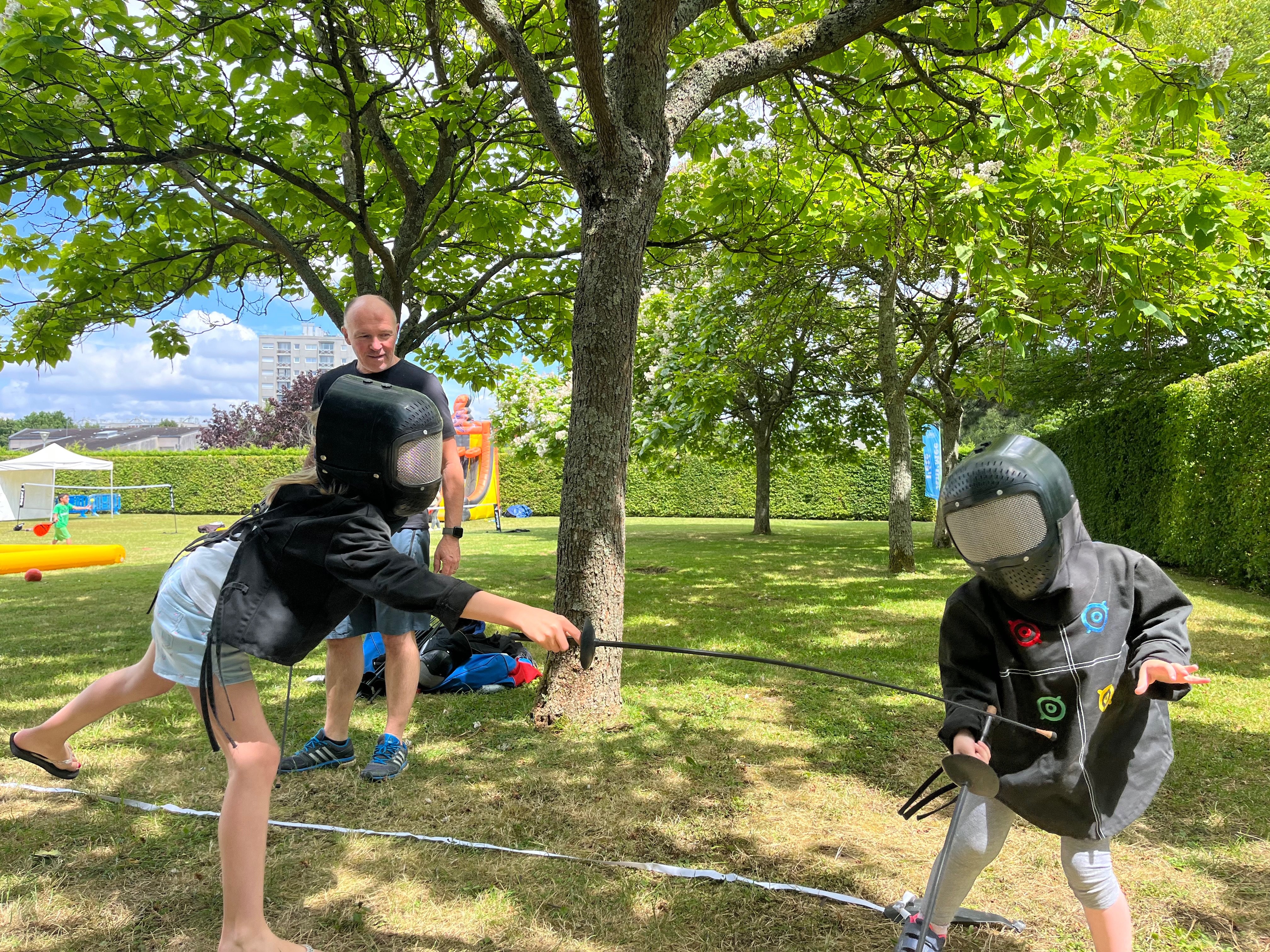 Le-Mée-sur-Seine (Seine-et-Marne), le 10 juillet. Louise et Jeanne, 6 et 10 ans, profitent du village sportif pour découvrir l’escrime. LP/Orianne Gendreau