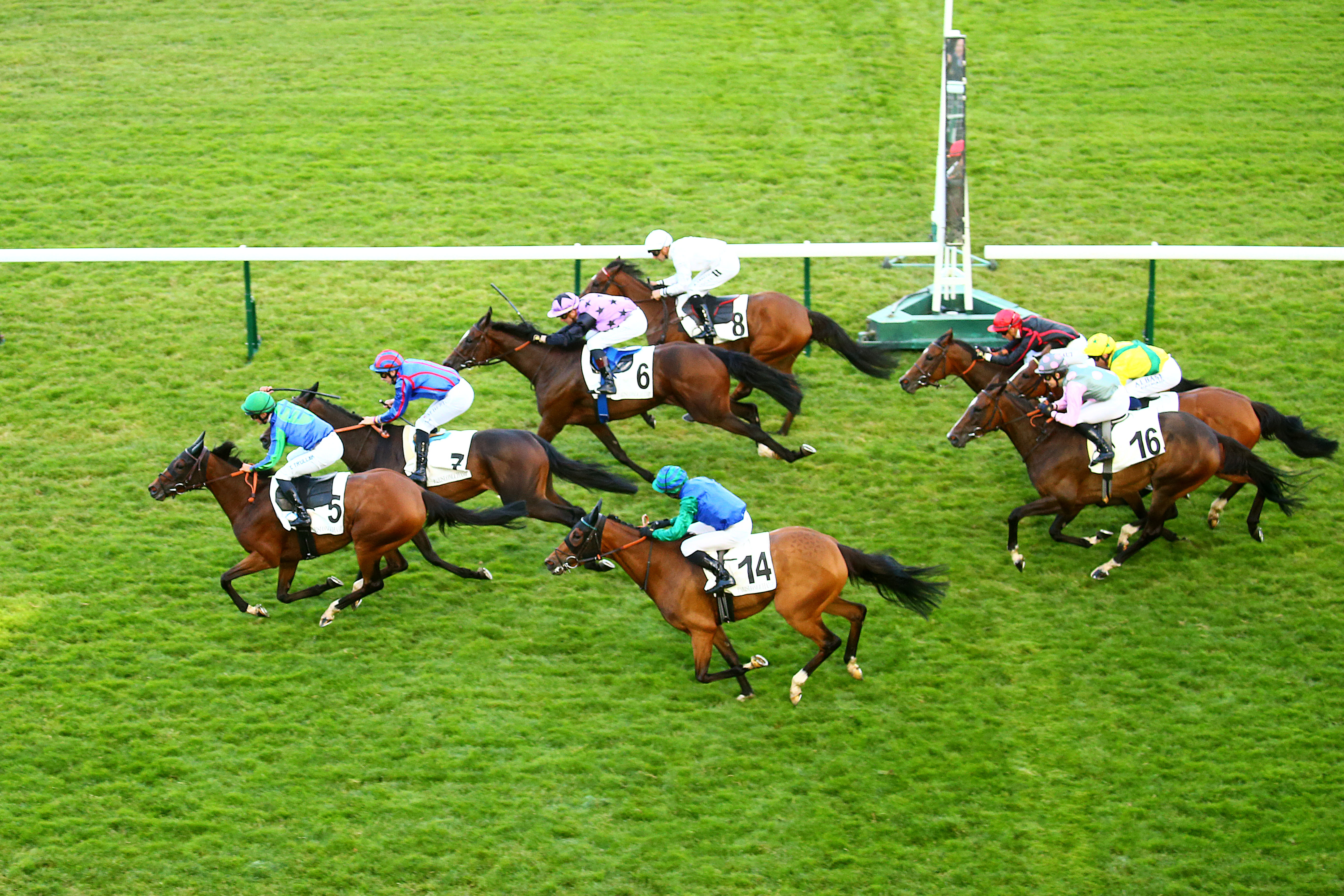 Hippodrome de ParisLongchamp : Clément Lenglet et sa famille «vont