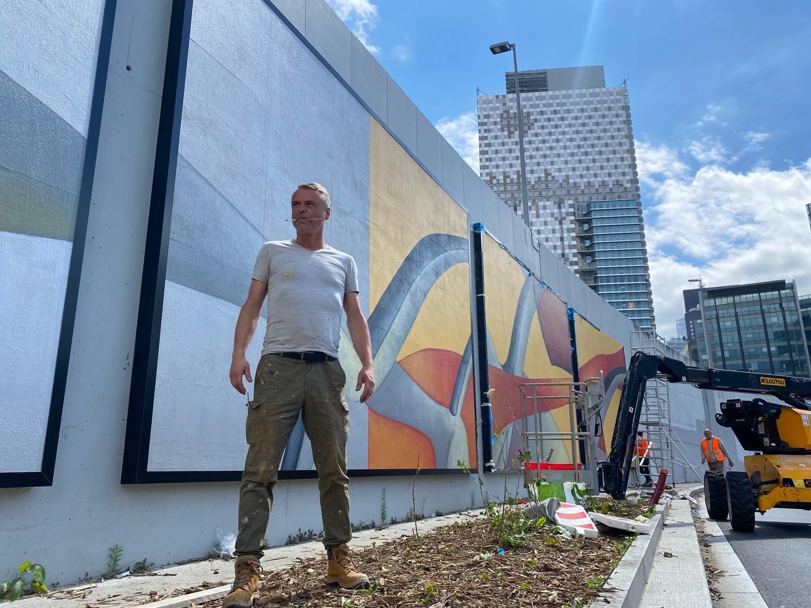 Nanterre, le 17 juillet. L'artiste peintre Guillaume Bottazzi a finalisé une œuvre qu'il veut apaisante en six tableaux répartis sur une surface de 144 m2. LP/M.D.