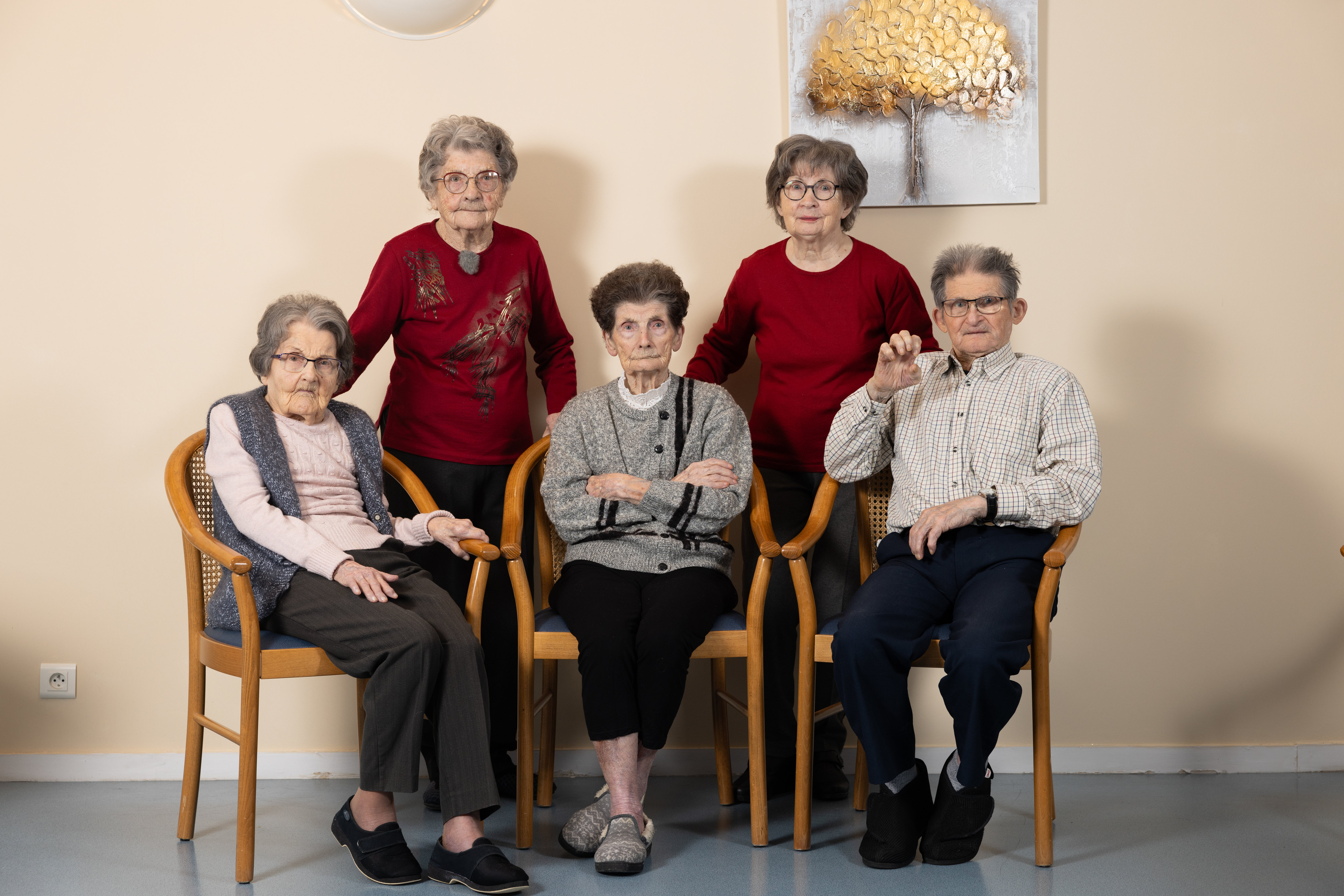 Ginette (100 ans), Paulette (102 ans), Mireille (99 ans), Christiane (97 ans) et Philippe (96 ans) (de gauche à droite), la fratrie Toutée s'est réunie pour la nouvelle de son entrée au livre Guiness des records. LP/Arnaud Journois